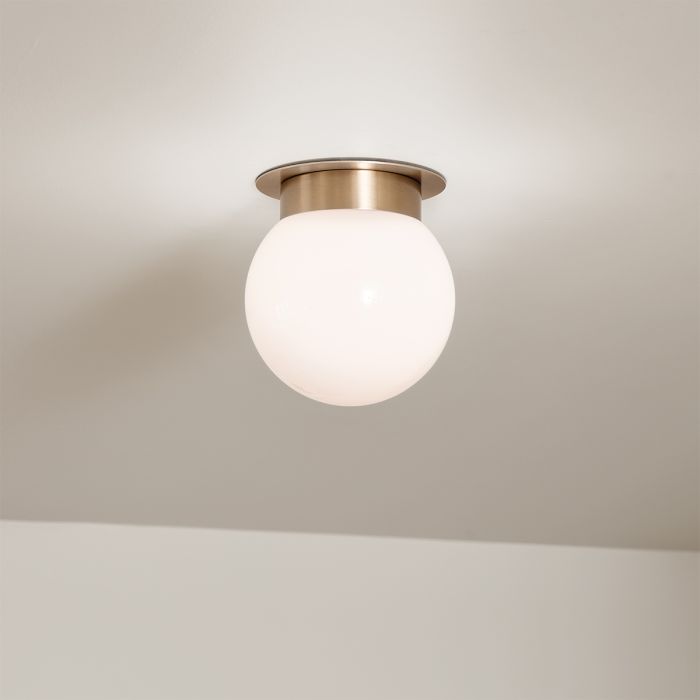 Albers Ø20 Laiton plafonnier De Elstead Lighting - C'est le plafonnier id&eacute;al pour les couloirs, les chambres ou les cuisines o&ugrave; vous souhaitez cr&eacute;er une ambiance &eacute;l&eacute;gante et intemporelle.