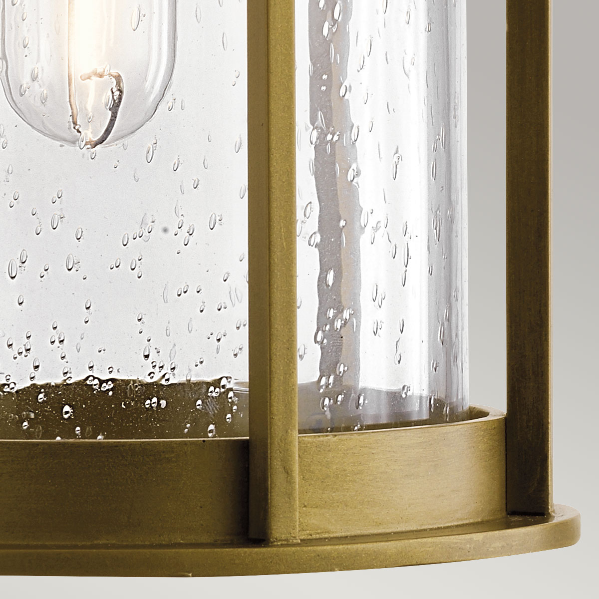 Camillo 37cm Laiton lampe d’extérieur De Elstead Lighting - Med sin robusta metallkonstruktion och klarglas med bubbeleffekt skapar den en vacker ljusspridning som f&ouml;rh&ouml;jer fasader, entr&eacute;er och uteplatser.