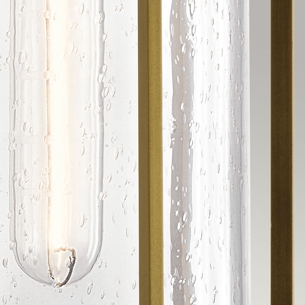 Camillo 37cm Laiton lampe d’extérieur De Elstead Lighting - Med sin robusta metallkonstruktion och klarglas med bubbeleffekt skapar den en vacker ljusspridning som f&ouml;rh&ouml;jer fasader, entr&eacute;er och uteplatser.