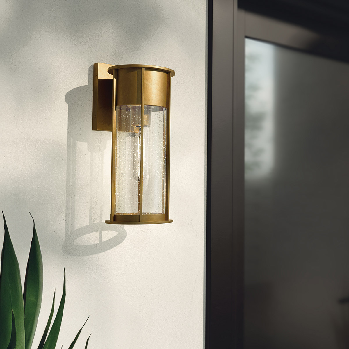Camillo 37cm Laiton lampe d’extérieur De Elstead Lighting - Med sin robusta metallkonstruktion och klarglas med bubbeleffekt skapar den en vacker ljusspridning som f&ouml;rh&ouml;jer fasader, entr&eacute;er och uteplatser.