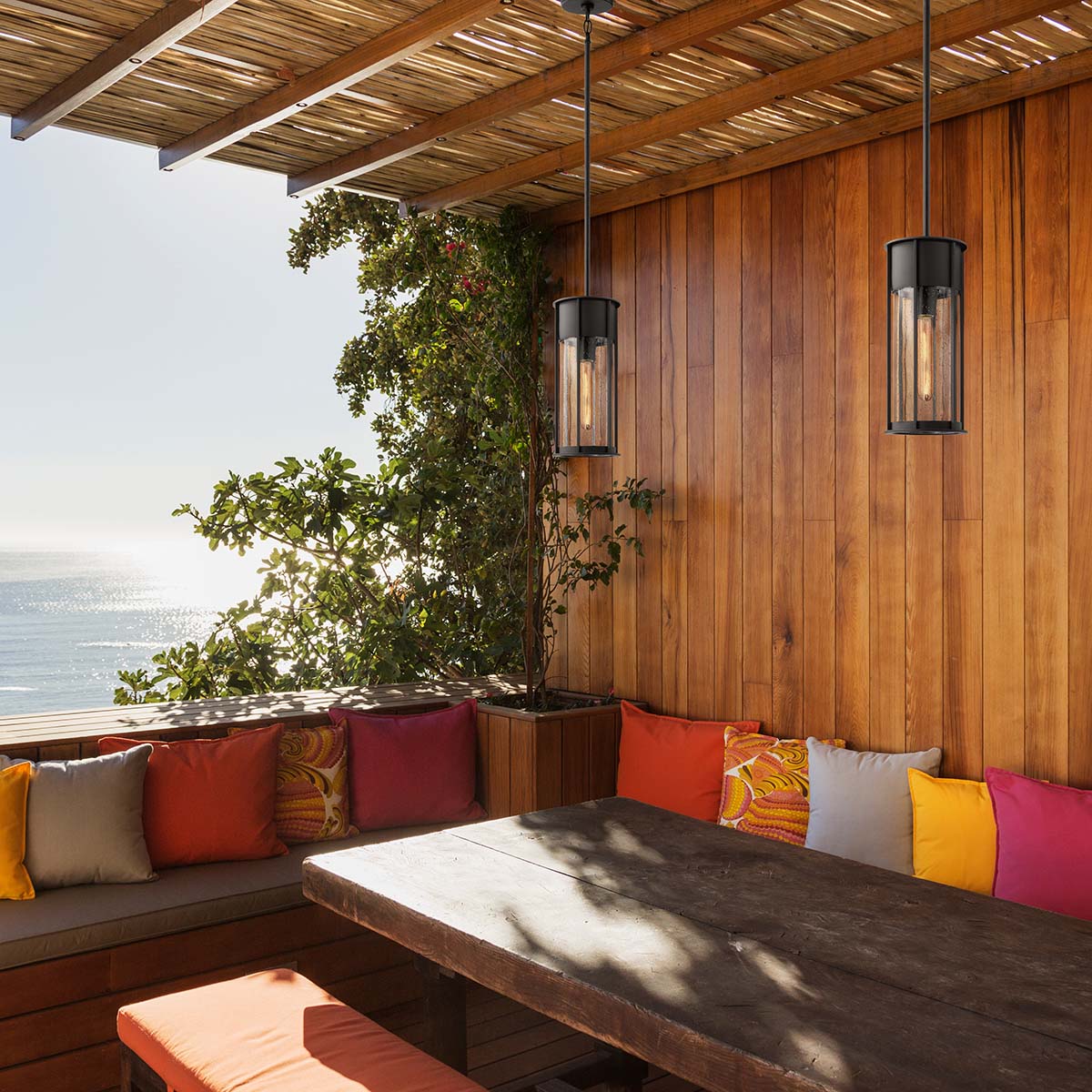 Camillo 37cm Noir De Elstead Lighting - Med sin robusta metallkonstruktion och klarglas med bubbeleffekt skapar den en vacker ljusspridning som f&ouml;rh&ouml;jer entr&eacute;er, altaner och verandor.