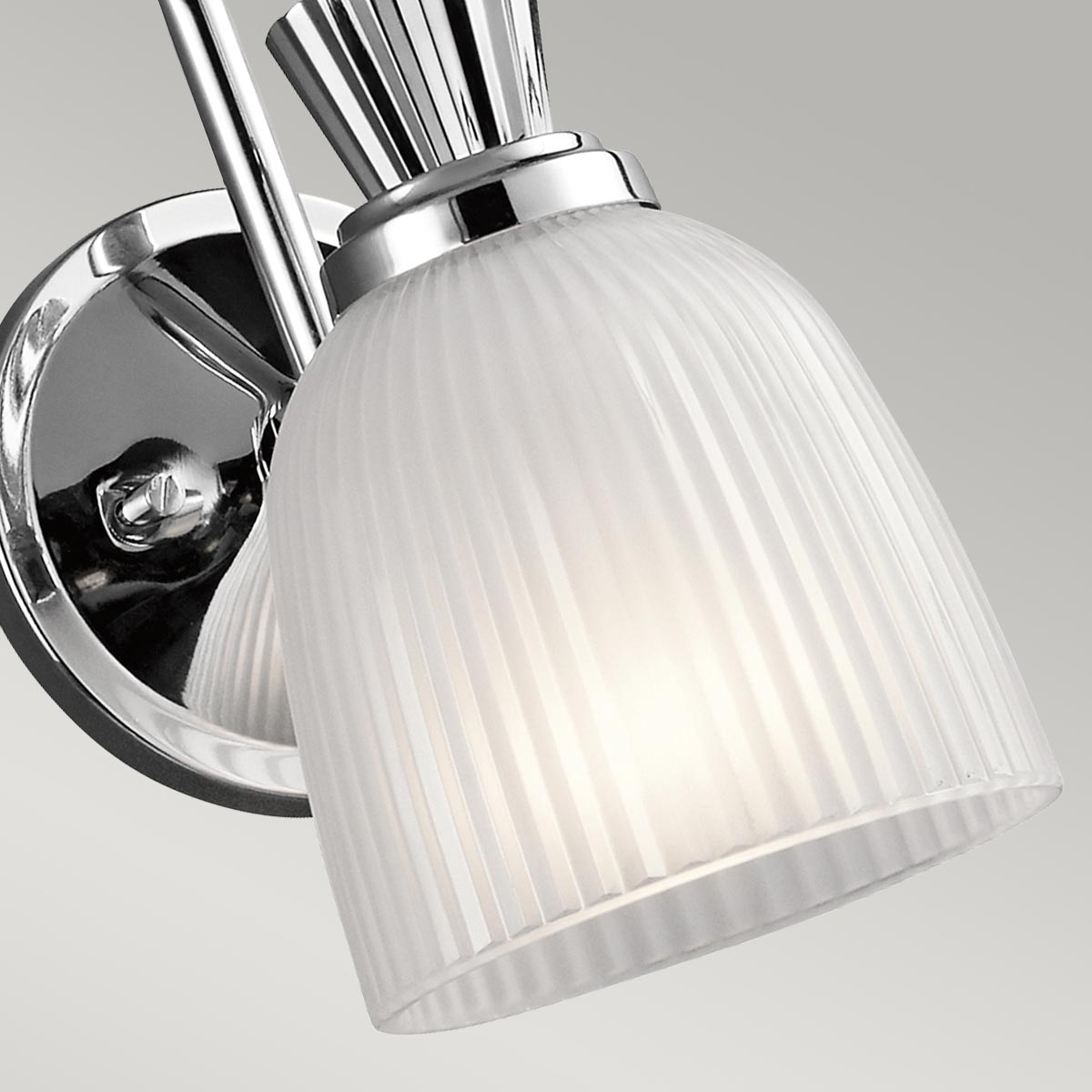Cora Ø13 Chrome poli lampe de salle de bain De Elstead Lighting - Le verre en forme de cloche avec des d&eacute;tails nervur&eacute;s et un int&eacute;rieur grav&eacute; flotte magnifiquement sur le cadre avec une finition chrom&eacute;e polie, cr&eacute;ant une source de lumi&egrave;re sophistiqu&eacute;e et &eacute;l&eacute;gante pour les environnements de salle de bain.