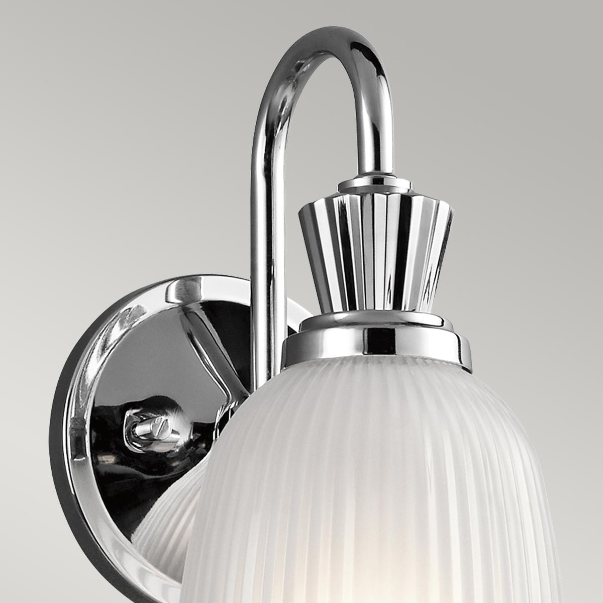 Cora Ø13 Chrome poli lampe de salle de bain De Elstead Lighting - Le verre en forme de cloche avec des d&eacute;tails nervur&eacute;s et un int&eacute;rieur grav&eacute; flotte magnifiquement sur le cadre avec une finition chrom&eacute;e polie, cr&eacute;ant une source de lumi&egrave;re sophistiqu&eacute;e et &eacute;l&eacute;gante pour les environnements de salle de bain.