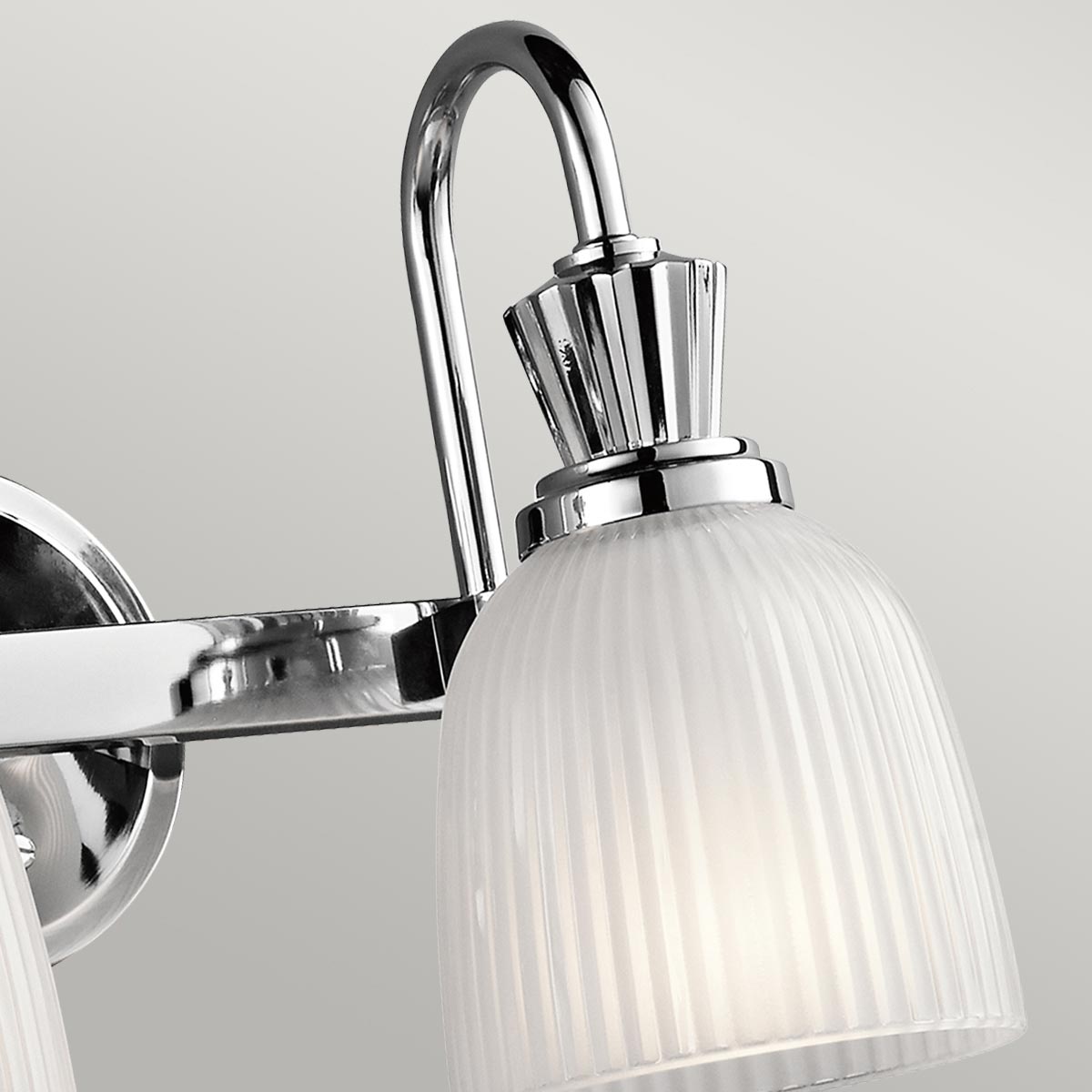 Cora 40cm Chrome poli lampe de salle de bain De Elstead Lighting - Les verres en forme de cloche avec des détails côtelés et un intérieur gravé flottent magnifiquement sur le cadre avec une finition chromée polie, créant une source de lumière sophistiquée et élégante pour les environnements de salle de bain.