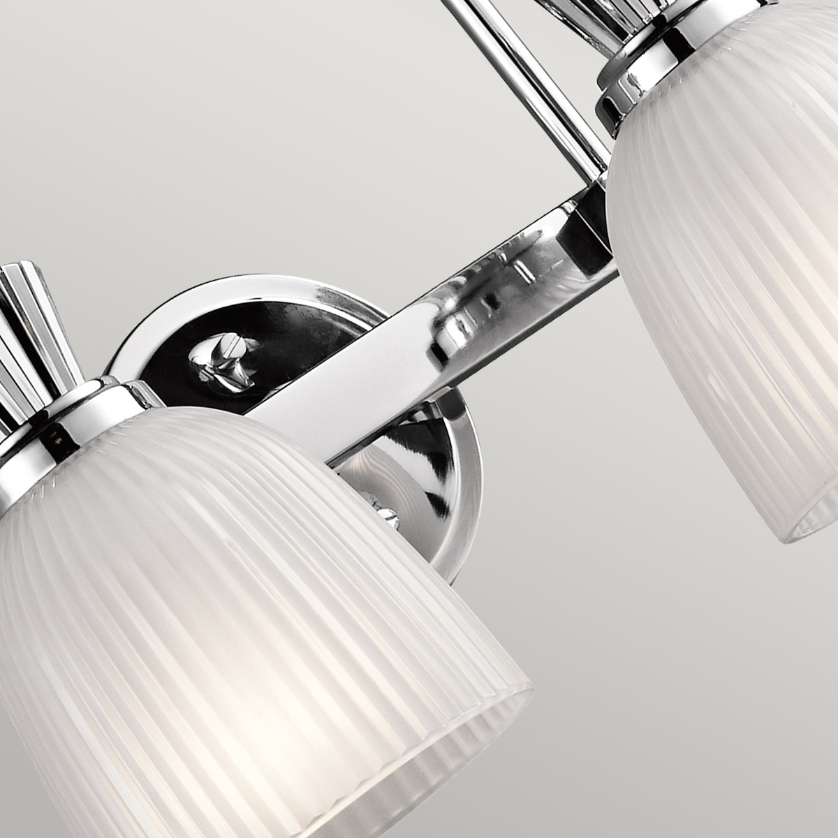 Cora 40cm Chrome poli lampe de salle de bain De Elstead Lighting - Les verres en forme de cloche avec des détails côtelés et un intérieur gravé flottent magnifiquement sur le cadre avec une finition chromée polie, créant une source de lumière sophistiquée et élégante pour les environnements de salle de bain.