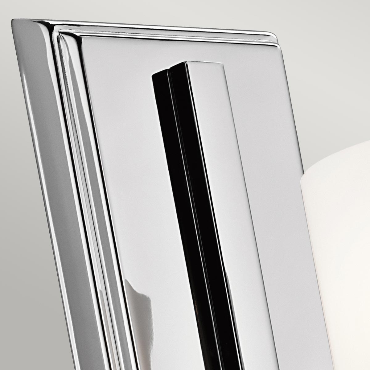 Hendrik 30cm Chrome poli lampe de salle de bain De Elstead Lighting - La lampe émet une lumière douce et agréable qui crée une atmosphère accueillante.