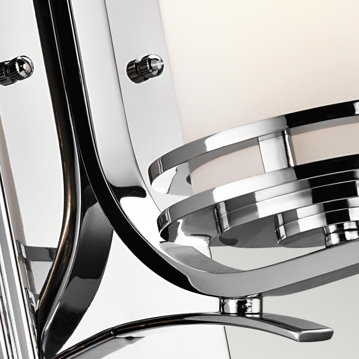 Hendrik 30cm Chrome poli lampe de salle de bain De Elstead Lighting - La lampe émet une lumière douce et agréable qui crée une atmosphère accueillante.