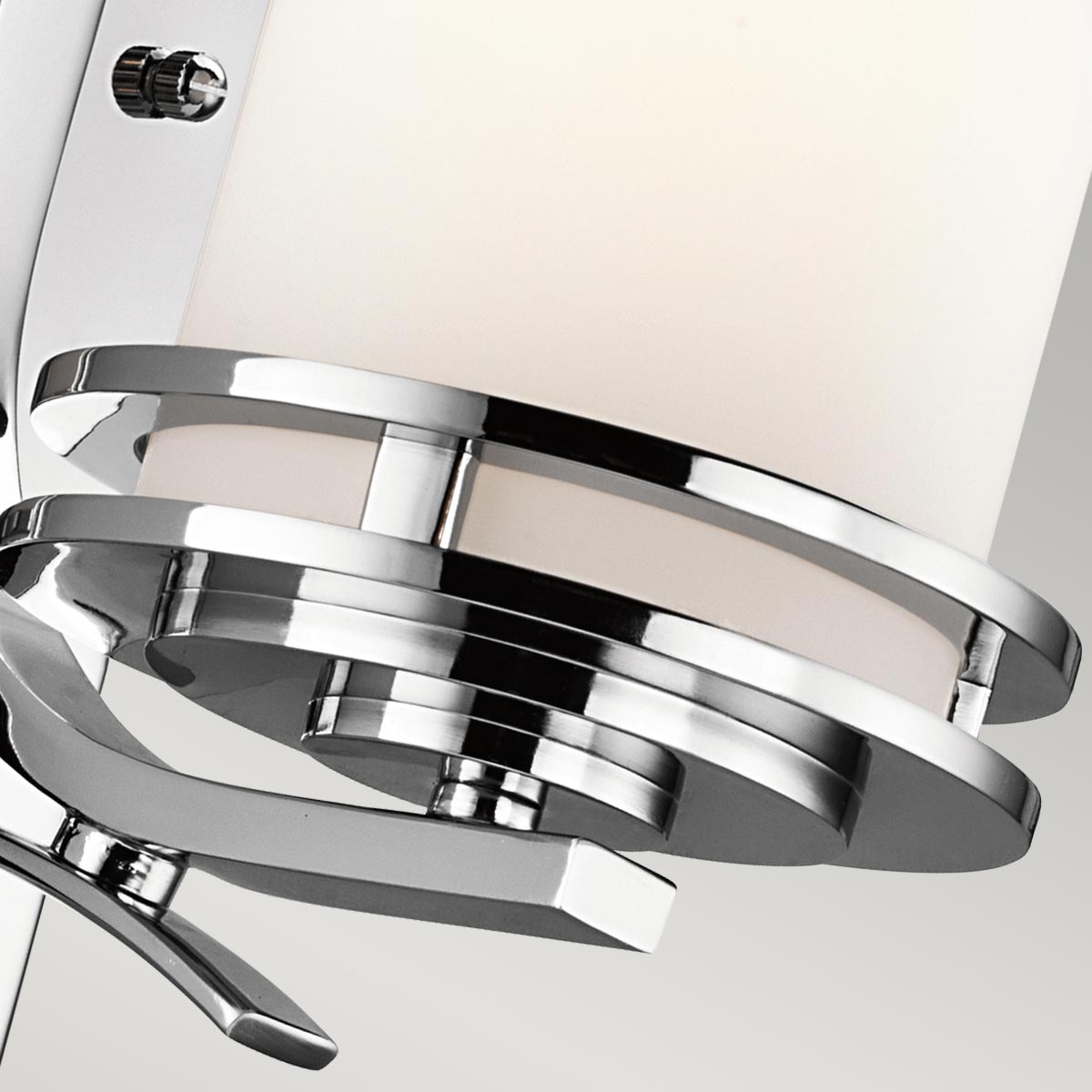 Hendrik 30cm Chrome poli lampe de salle de bain De Elstead Lighting - La lampe émet une lumière douce et agréable qui crée une atmosphère accueillante.