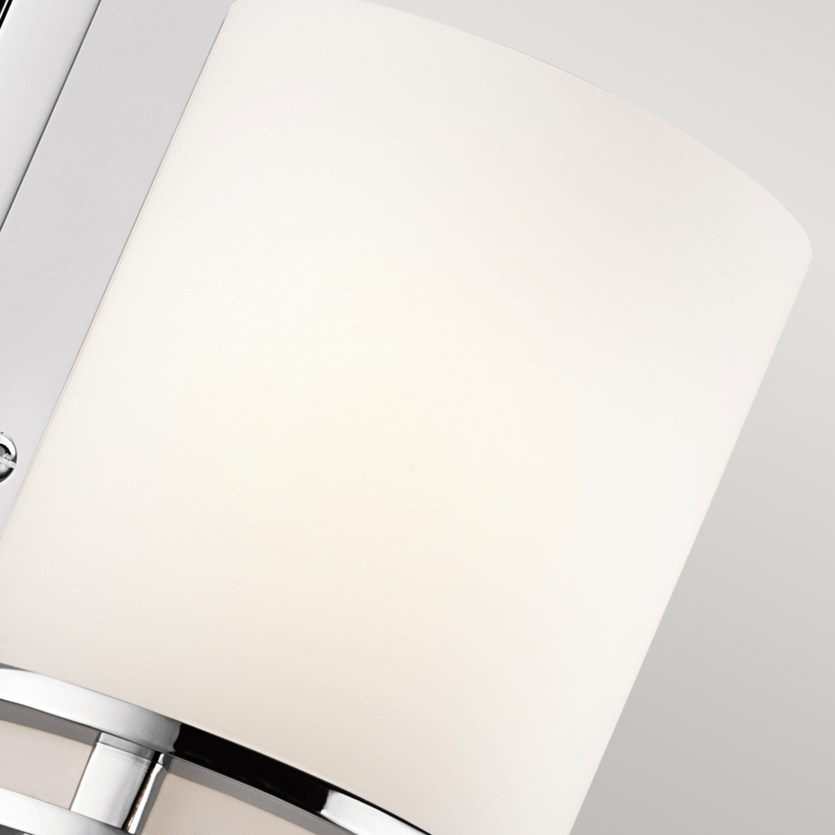 Hendrik 30cm Chrome poli lampe de salle de bain De Elstead Lighting - La lampe émet une lumière douce et agréable qui crée une atmosphère accueillante.