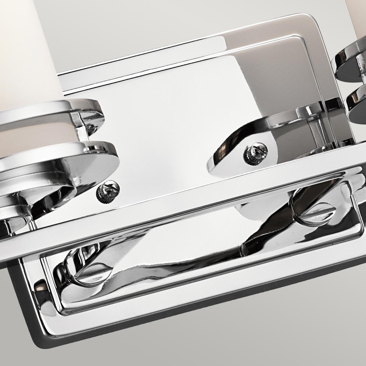 Hendrik 36cm Chrome poli lampe de salle de bain De Elstead Lighting - La lampe émet une lumière douce et agréable qui crée une atmosphère accueillante.