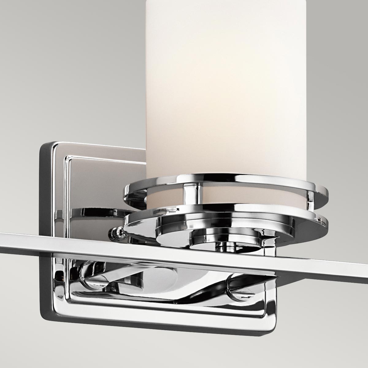 Hendrik 60cm Chrome poli lampe de salle de bain De Elstead Lighting - La lampe &eacute;met une lumi&egrave;re douce et agr&eacute;able qui cr&eacute;e une atmosph&egrave;re accueillante.