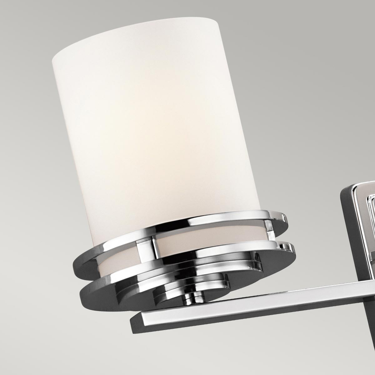 Hendrik 60cm Chrome poli lampe de salle de bain De Elstead Lighting - La lampe &eacute;met une lumi&egrave;re douce et agr&eacute;able qui cr&eacute;e une atmosph&egrave;re accueillante.