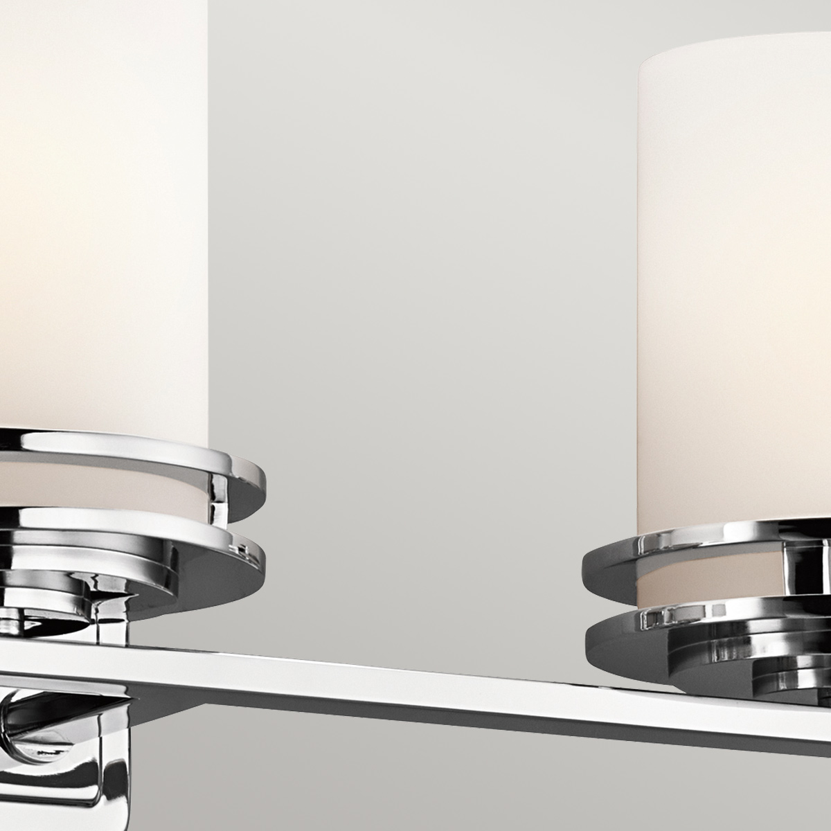 Hendrik 60cm Chrome poli lampe de salle de bain De Elstead Lighting - La lampe &eacute;met une lumi&egrave;re douce et agr&eacute;able qui cr&eacute;e une atmosph&egrave;re accueillante.