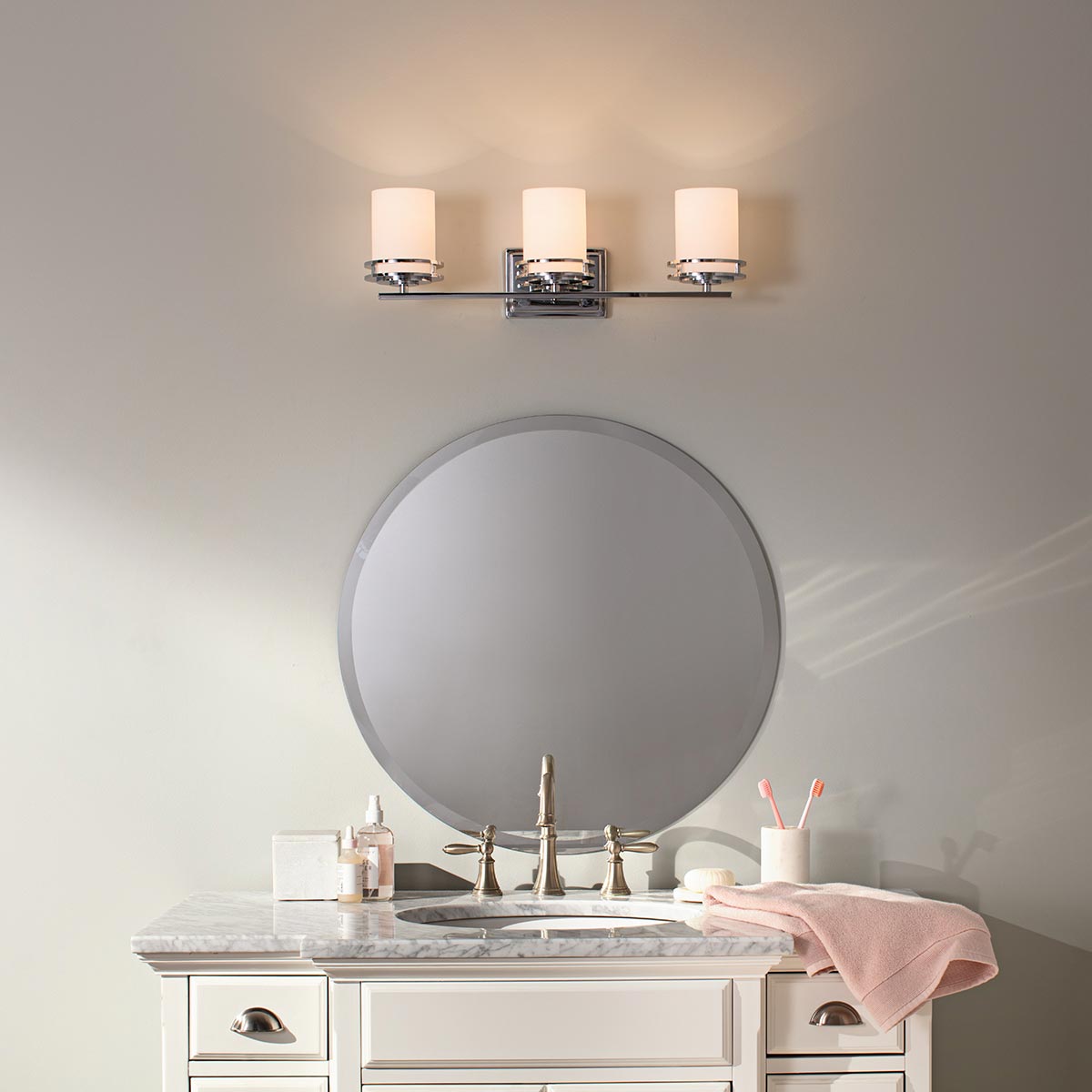 Hendrik 60cm Chrome poli lampe de salle de bain De Elstead Lighting - La lampe &eacute;met une lumi&egrave;re douce et agr&eacute;able qui cr&eacute;e une atmosph&egrave;re accueillante.