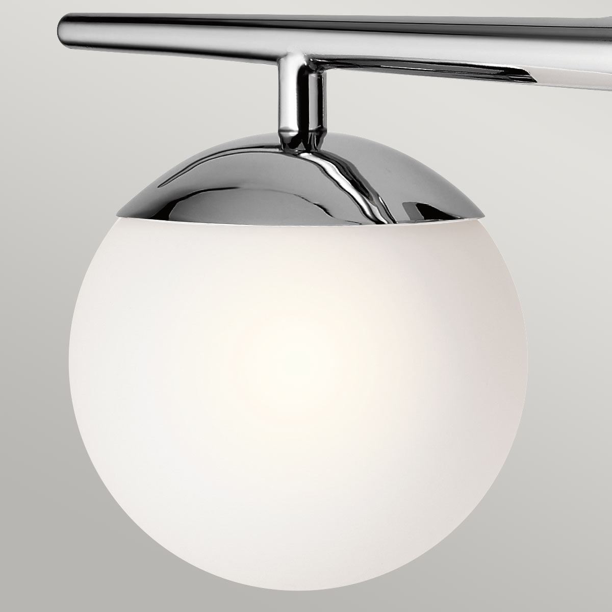 Jasper 42cm Chrome poli lampe de salle de bain De Elstead Lighting - Le design &eacute;l&eacute;gant rend la lampe &agrave; la fois pratique et d&eacute;corative dans la salle de bain, avec la possibilit&eacute; de la monter &agrave; l'envers ou vers le bas.