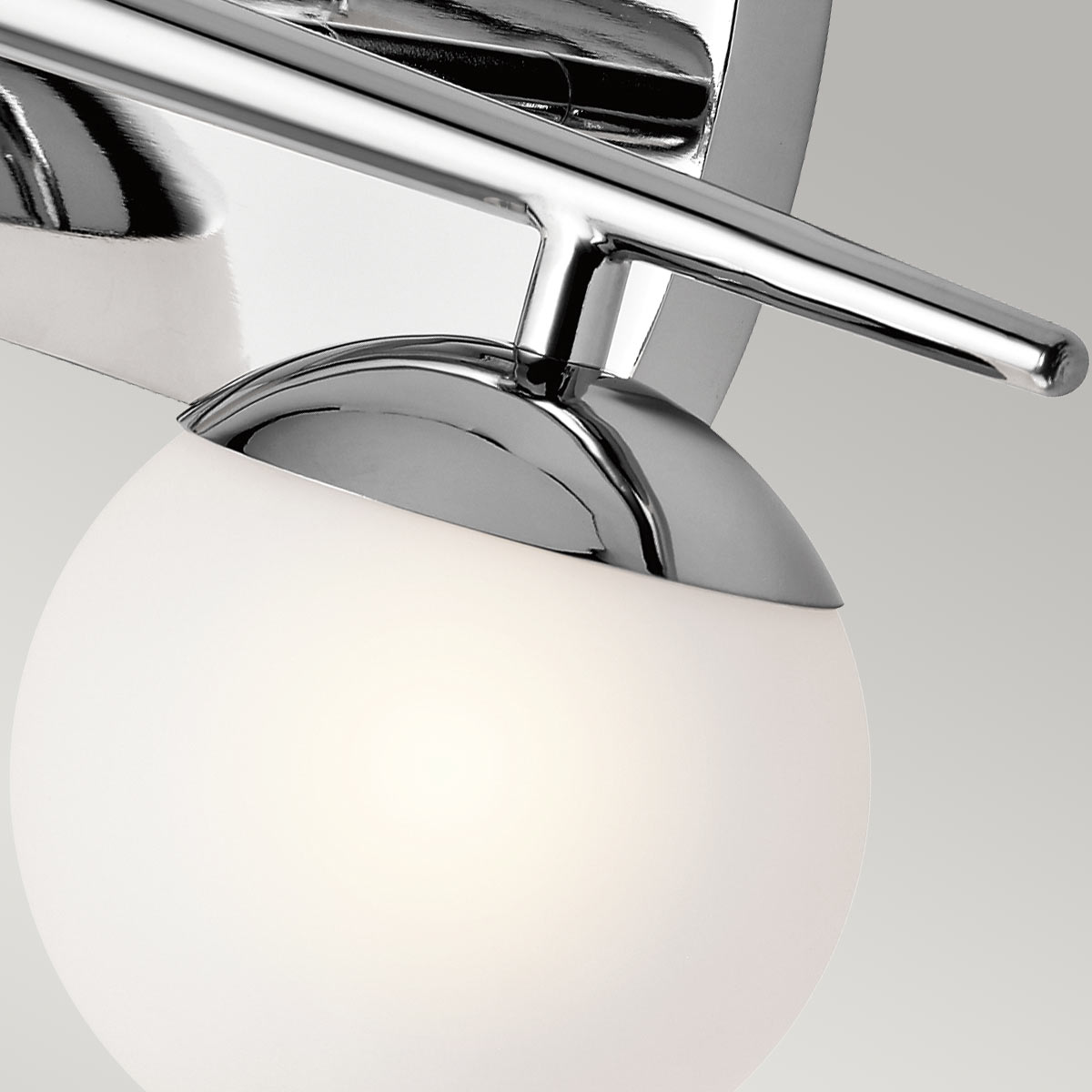 Jasper 42cm Chrome poli lampe de salle de bain De Elstead Lighting - Le design &eacute;l&eacute;gant rend la lampe &agrave; la fois pratique et d&eacute;corative dans la salle de bain, avec la possibilit&eacute; de la monter &agrave; l'envers ou vers le bas.