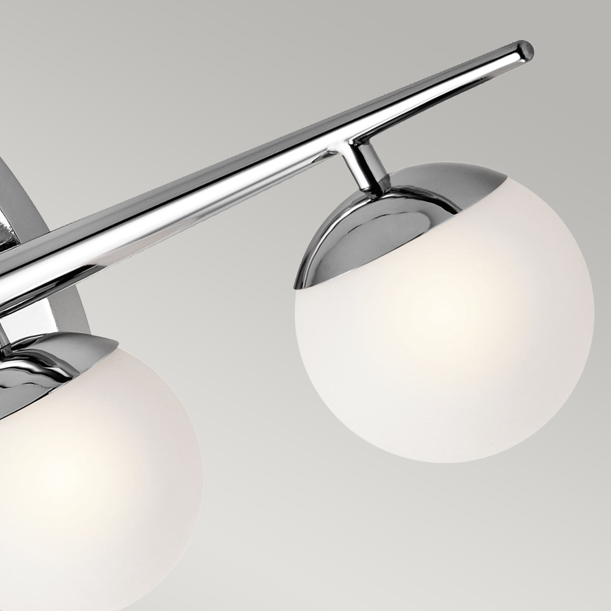 Jasper 82cm Chrome poli lampe de salle de bain De Elstead Lighting - Le design &eacute;l&eacute;gant rend la lampe &agrave; la fois pratique et d&eacute;corative dans la salle de bain, avec la possibilit&eacute; de la monter &agrave; l'envers ou vers le bas.