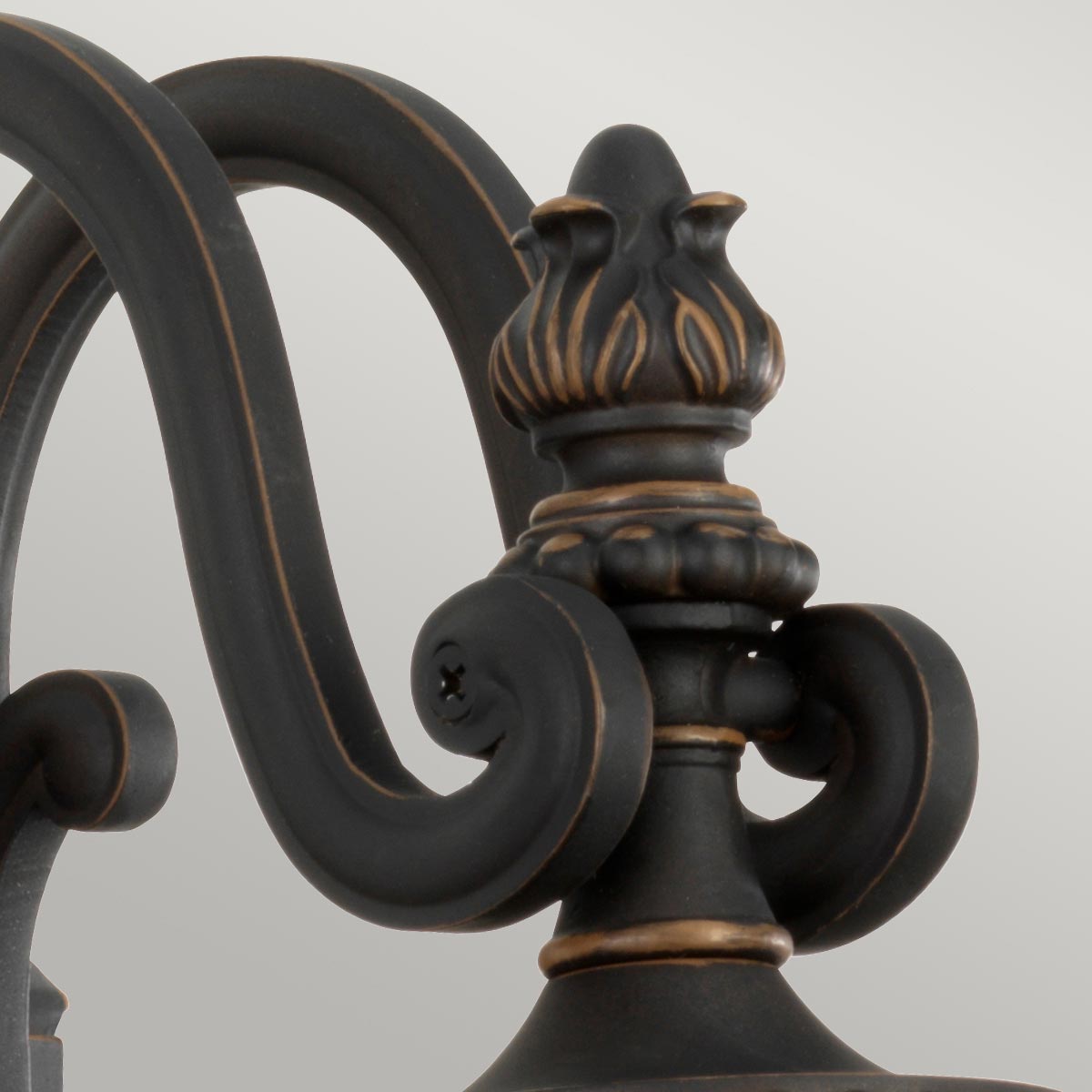 Luverne Bronze lampe d’extérieur De Elstead Lighting - Le verre transparent et nervuré émet une lumière agréable et rend la lampe à la fois pratique et décorative.