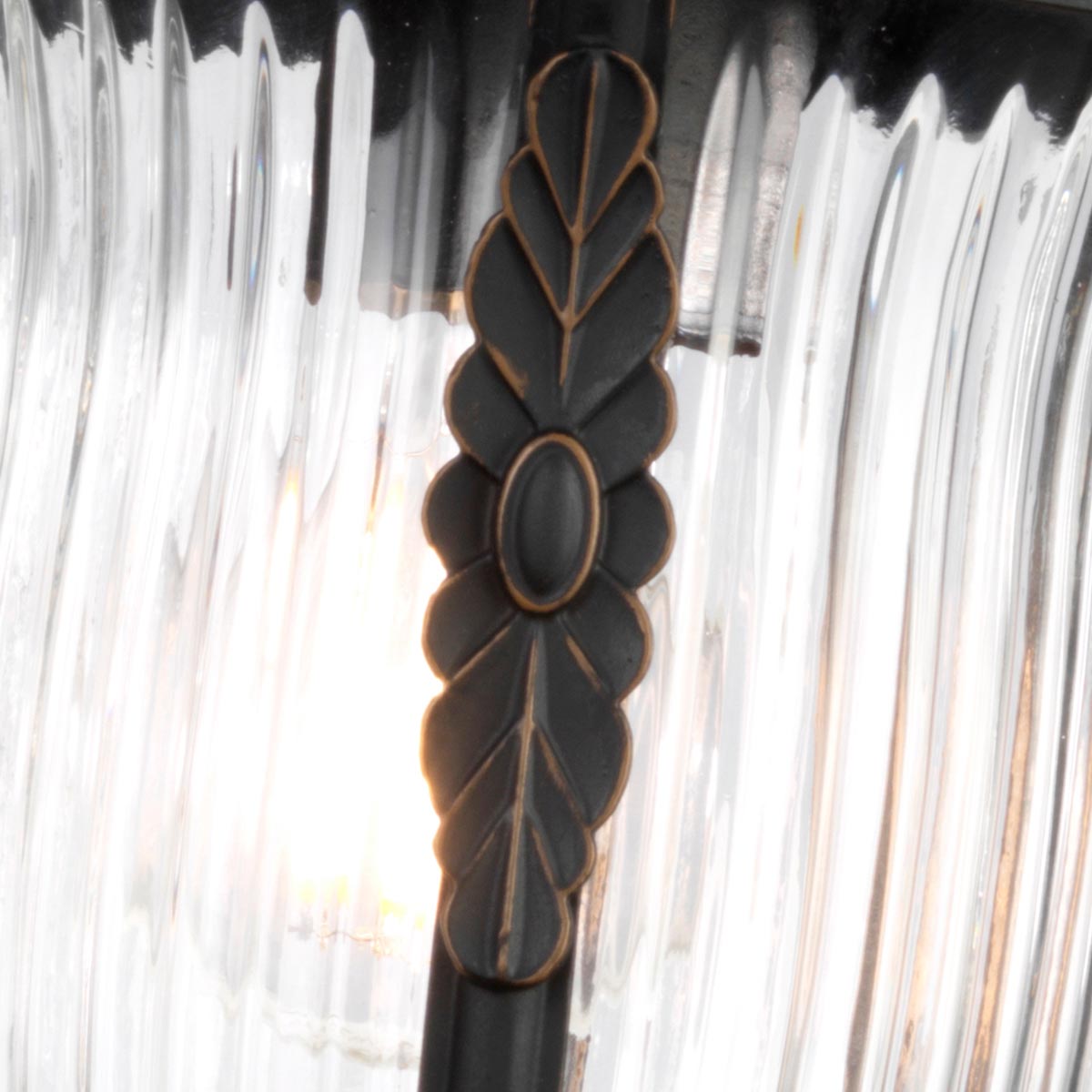 Luverne Bronze lampe d’extérieur De Elstead Lighting - Le verre transparent et nervuré émet une lumière agréable et rend la lampe à la fois pratique et décorative.