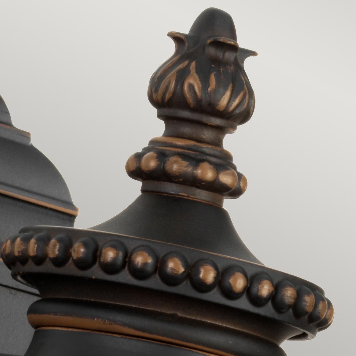 Luverne Bronze lampe d’extérieur De Elstead Lighting - Le verre transparent et nervuré émet une lumière agréable et rend la lampe à la fois pratique et décorative.