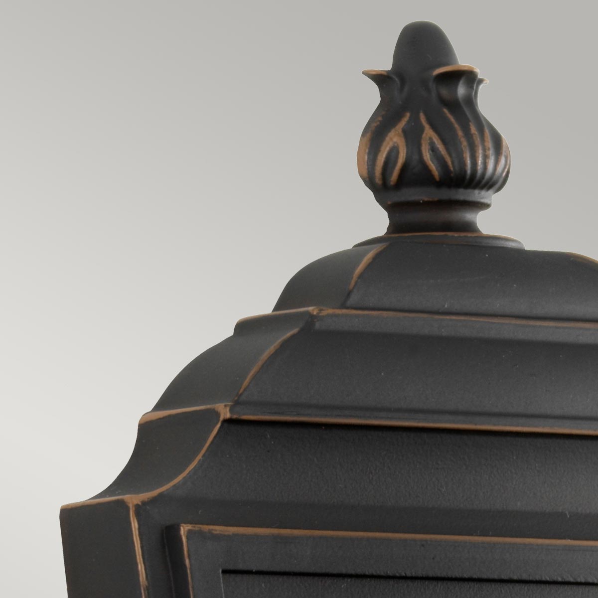 Luverne Bronze lampe d’extérieur De Elstead Lighting - Le verre transparent et nervuré émet une lumière agréable et rend la lampe à la fois pratique et décorative.