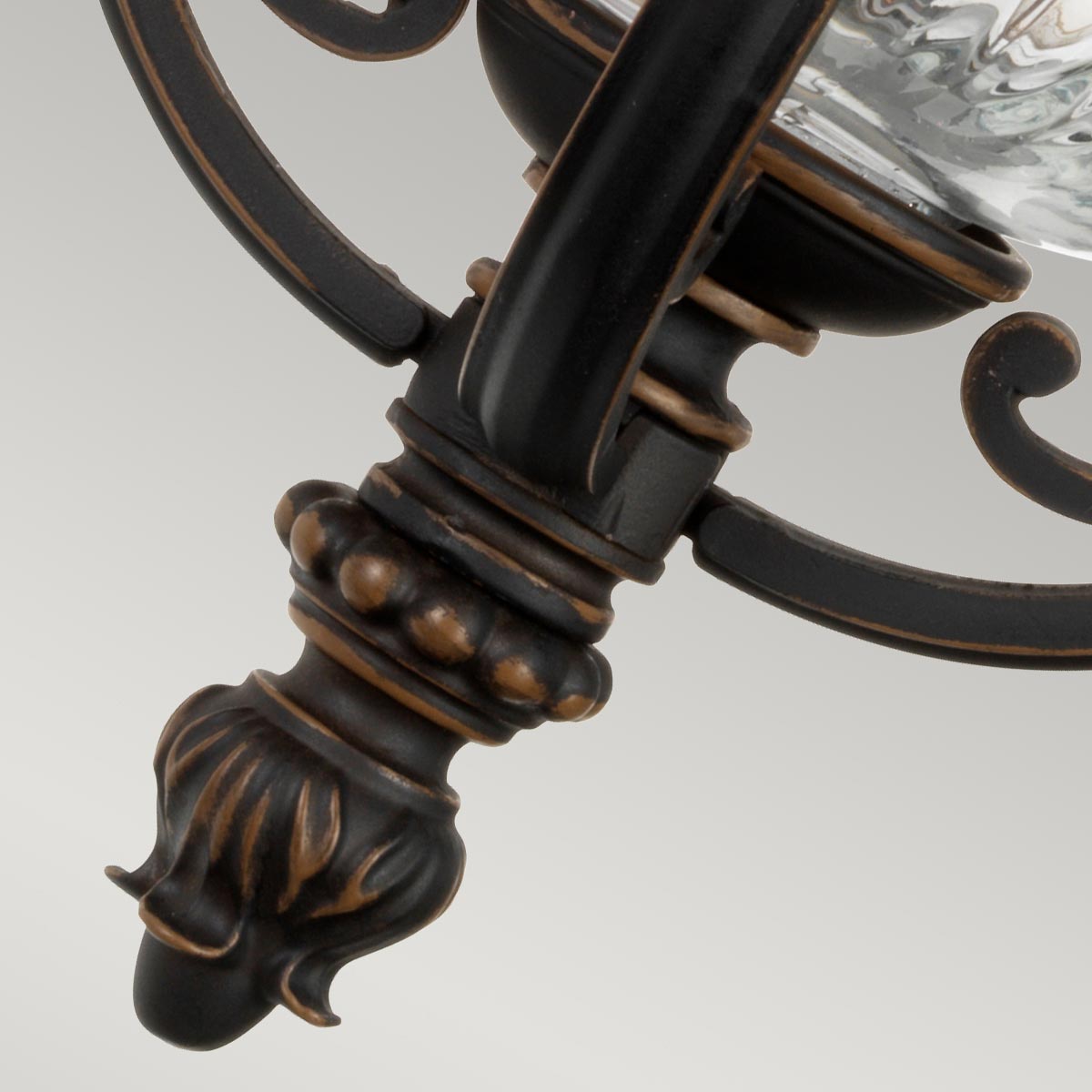Luverne Bronze lampe d’extérieur De Elstead Lighting - Le verre transparent et nervuré émet une lumière agréable et rend la lampe à la fois pratique et décorative.