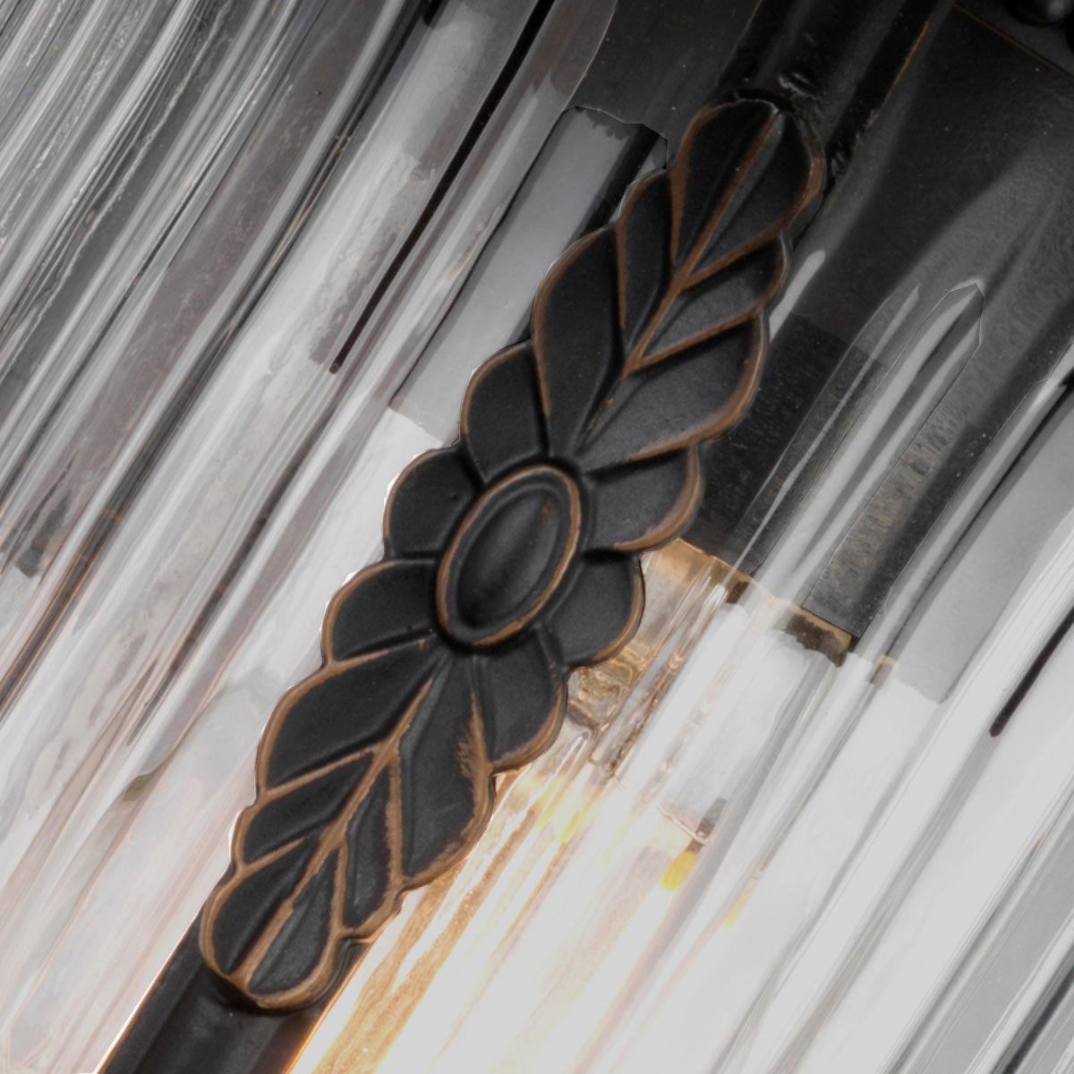 Luverne Bronze lampe d’extérieur De Elstead Lighting - Le verre transparent et nervuré émet une lumière agréable et rend la lampe à la fois pratique et décorative.
