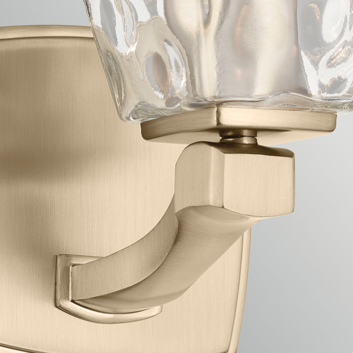 Marant 24cm Bronze lampe de salle de bain De Elstead Lighting - L'applique Marant peut &ecirc;tre install&eacute;e avec l'abat-jour orient&eacute; vers le haut ou vers le bas, offrant ainsi une grande flexibilit&eacute; et la rendant parfaite, par exemple, au-dessus d'un miroir de salle de bain.