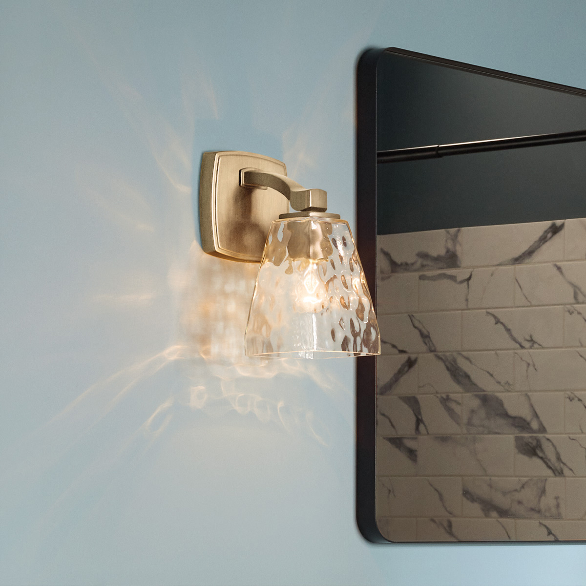 Marant 24cm Bronze lampe de salle de bain De Elstead Lighting - L'applique Marant peut &ecirc;tre install&eacute;e avec l'abat-jour orient&eacute; vers le haut ou vers le bas, offrant ainsi une grande flexibilit&eacute; et la rendant parfaite, par exemple, au-dessus d'un miroir de salle de bain.