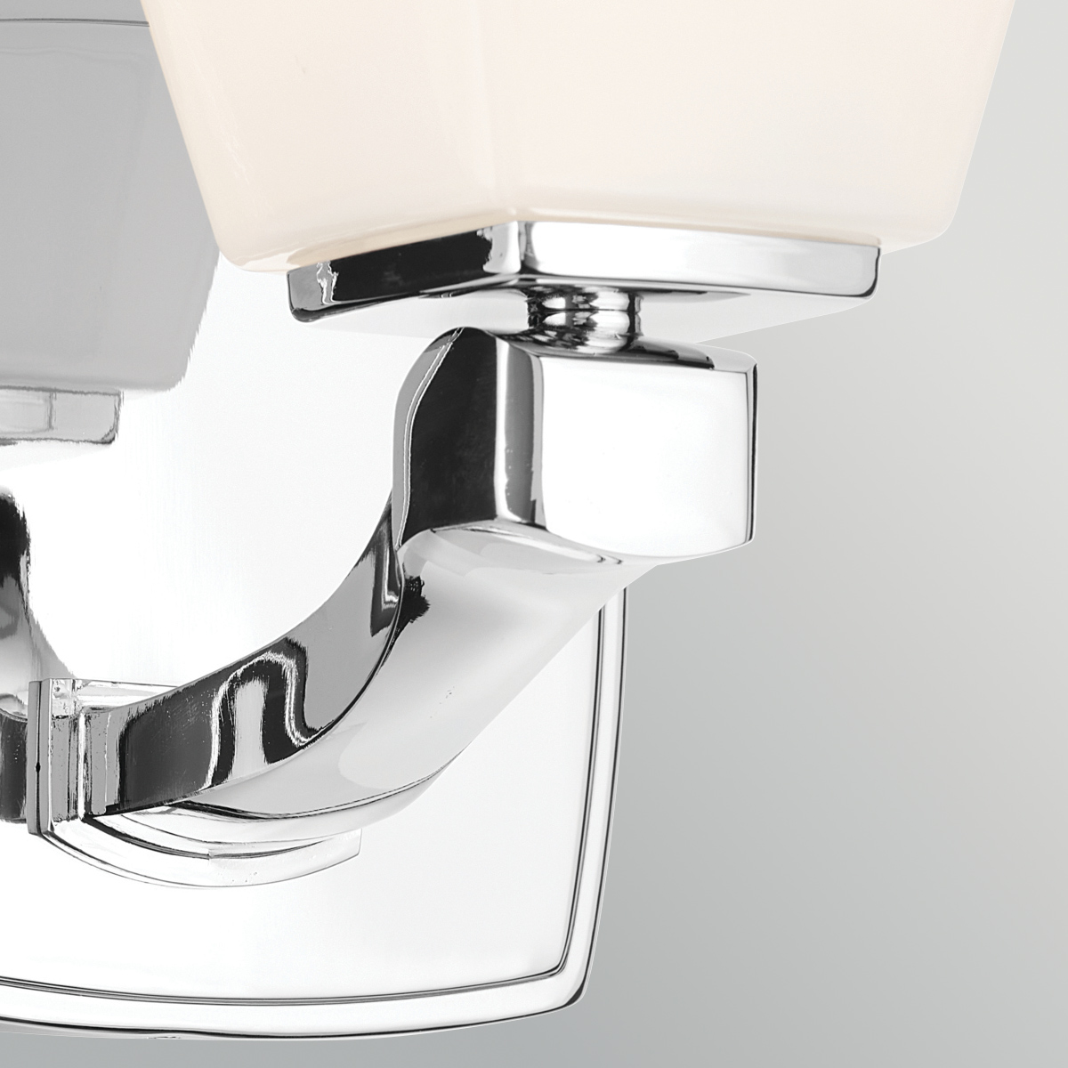 Marant 24cm Chrome lampe de salle de bain De Elstead Lighting - Marant peut &ecirc;tre install&eacute;e avec l'abat-jour en verre orient&eacute; vers le haut ou vers le bas, offrant ainsi une grande flexibilit&eacute; et la rendant parfaite, par exemple, au-dessus d'un miroir de salle de bain.