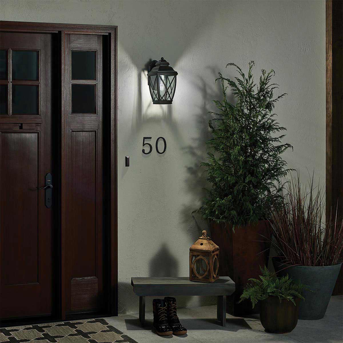 Tangier Bronze antique lampe d’extérieur De Elstead Lighting - L'applique murale Tangier en bronze présente un design de lanterne classique rappelant les quartiers historiques de la ville.