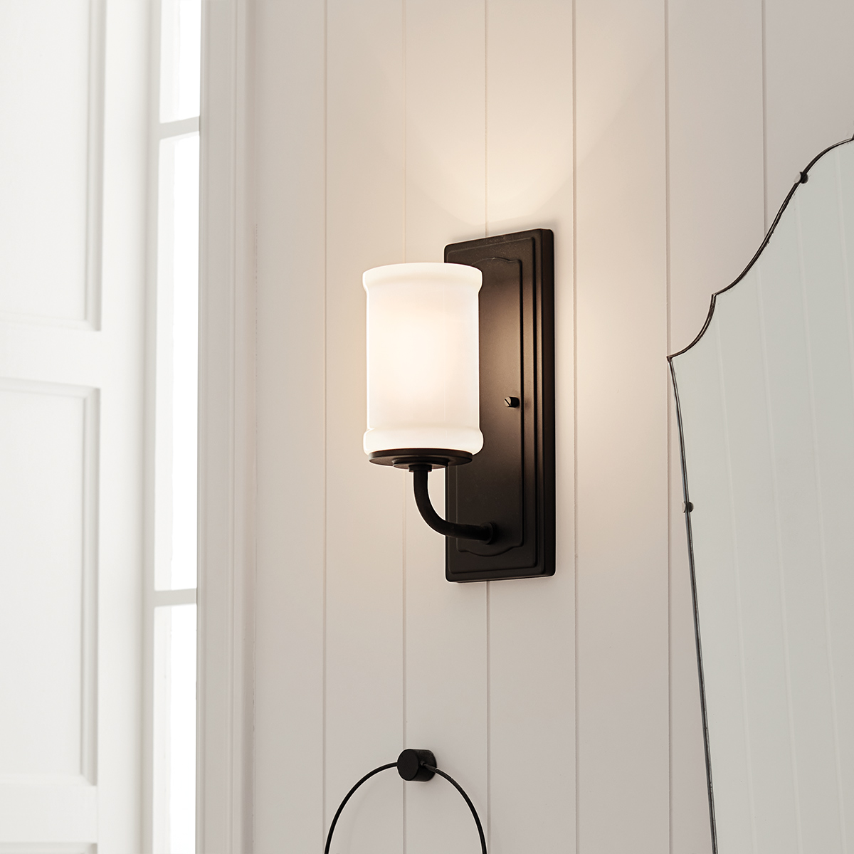 Vetivene 30cm Noir lampe de salle de bain De Elstead Lighting - Vetivene peut &ecirc;tre install&eacute;e avec le verre orient&eacute; vers le haut ou vers le bas, offrant ainsi une grande flexibilit&eacute; et la rendant id&eacute;ale pour les miroirs de salle de bain, par exemple.