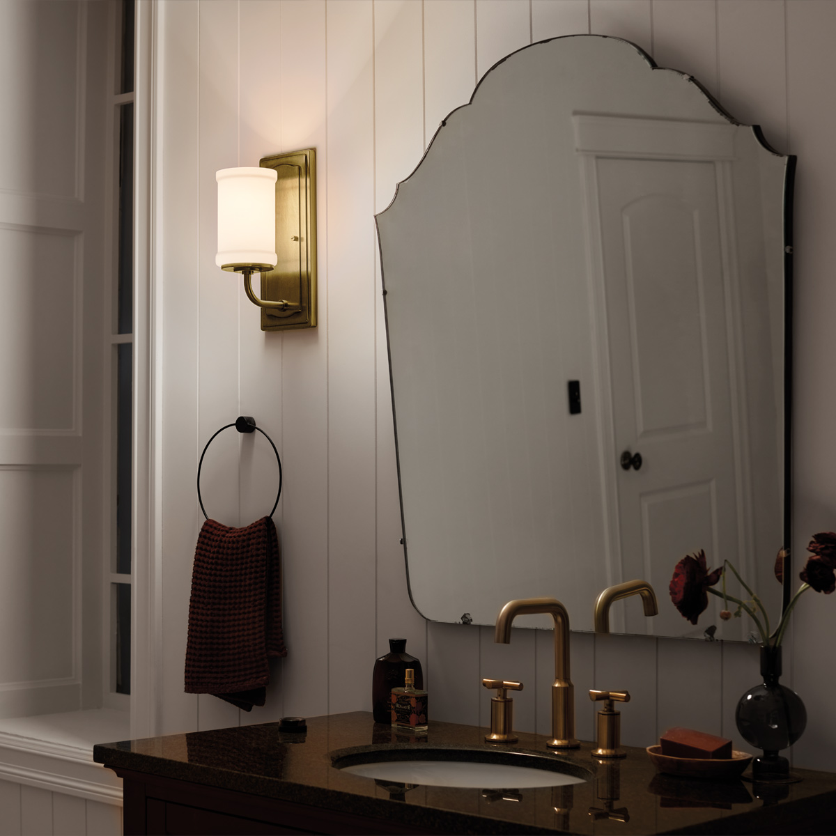 Vetivene 30cm Laiton lampe de salle de bain De Elstead Lighting - Vetivene peut &ecirc;tre install&eacute;e avec le verre orient&eacute; vers le haut ou vers le bas, offrant ainsi une grande flexibilit&eacute; et la rendant id&eacute;ale, par exemple, pour les miroirs de salle de bain.