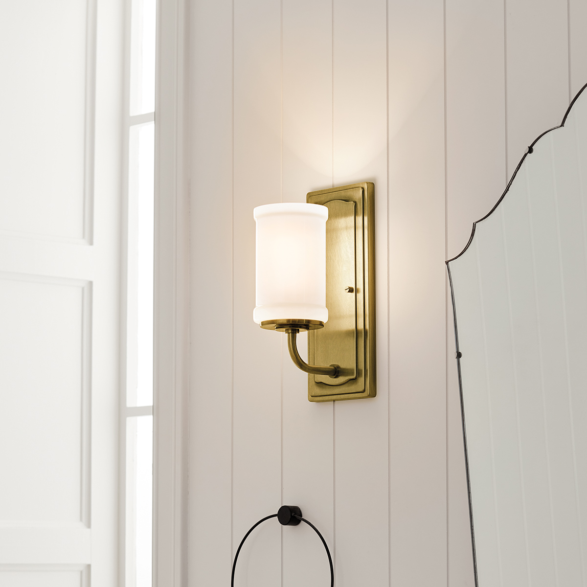 Vetivene 30cm Laiton lampe de salle de bain De Elstead Lighting - Vetivene peut &ecirc;tre install&eacute;e avec le verre orient&eacute; vers le haut ou vers le bas, offrant ainsi une grande flexibilit&eacute; et la rendant id&eacute;ale, par exemple, pour les miroirs de salle de bain.