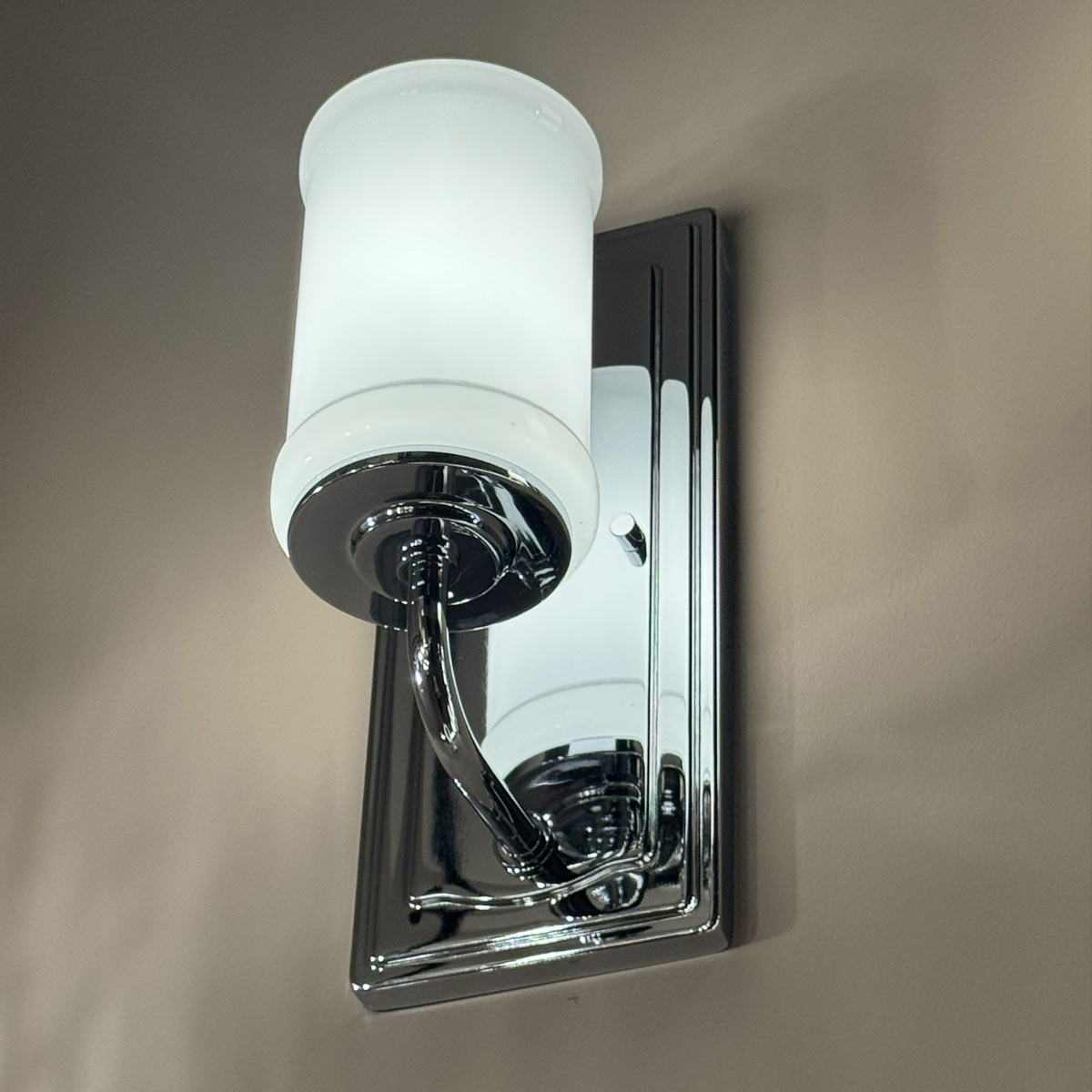 Vetivene 30cm Chrome lampe de salle de bain De Elstead Lighting - Vetivene peut &ecirc;tre install&eacute;e avec le verre orient&eacute; vers le haut ou vers le bas, offrant ainsi une grande flexibilit&eacute; et la rendant id&eacute;ale, par exemple, pour les miroirs de salle de bain.