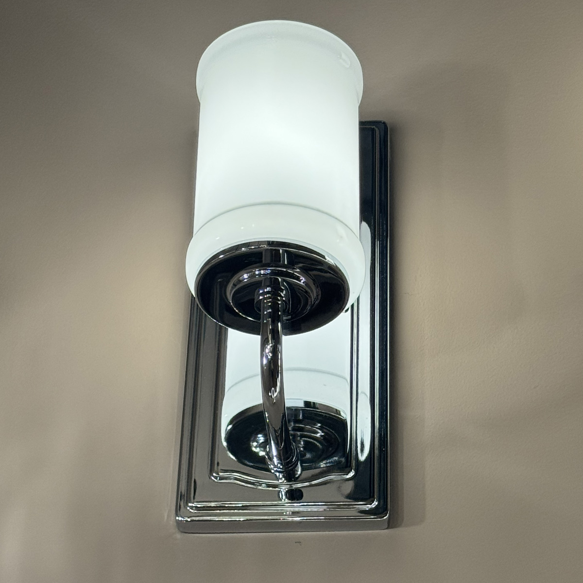 Vetivene 30cm Chrome lampe de salle de bain De Elstead Lighting - Vetivene peut &ecirc;tre install&eacute;e avec le verre orient&eacute; vers le haut ou vers le bas, offrant ainsi une grande flexibilit&eacute; et la rendant id&eacute;ale, par exemple, pour les miroirs de salle de bain.