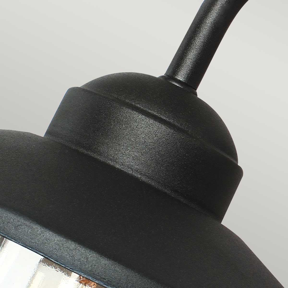 Klampenborg Ø28 Noir lampe d’extérieur De Elstead Lighting - La lampe a un indice de protection IP44 et est livr&eacute;e avec une garantie impressionnante de 15 ans, ce qui la rend &agrave; la fois pratique et durable.