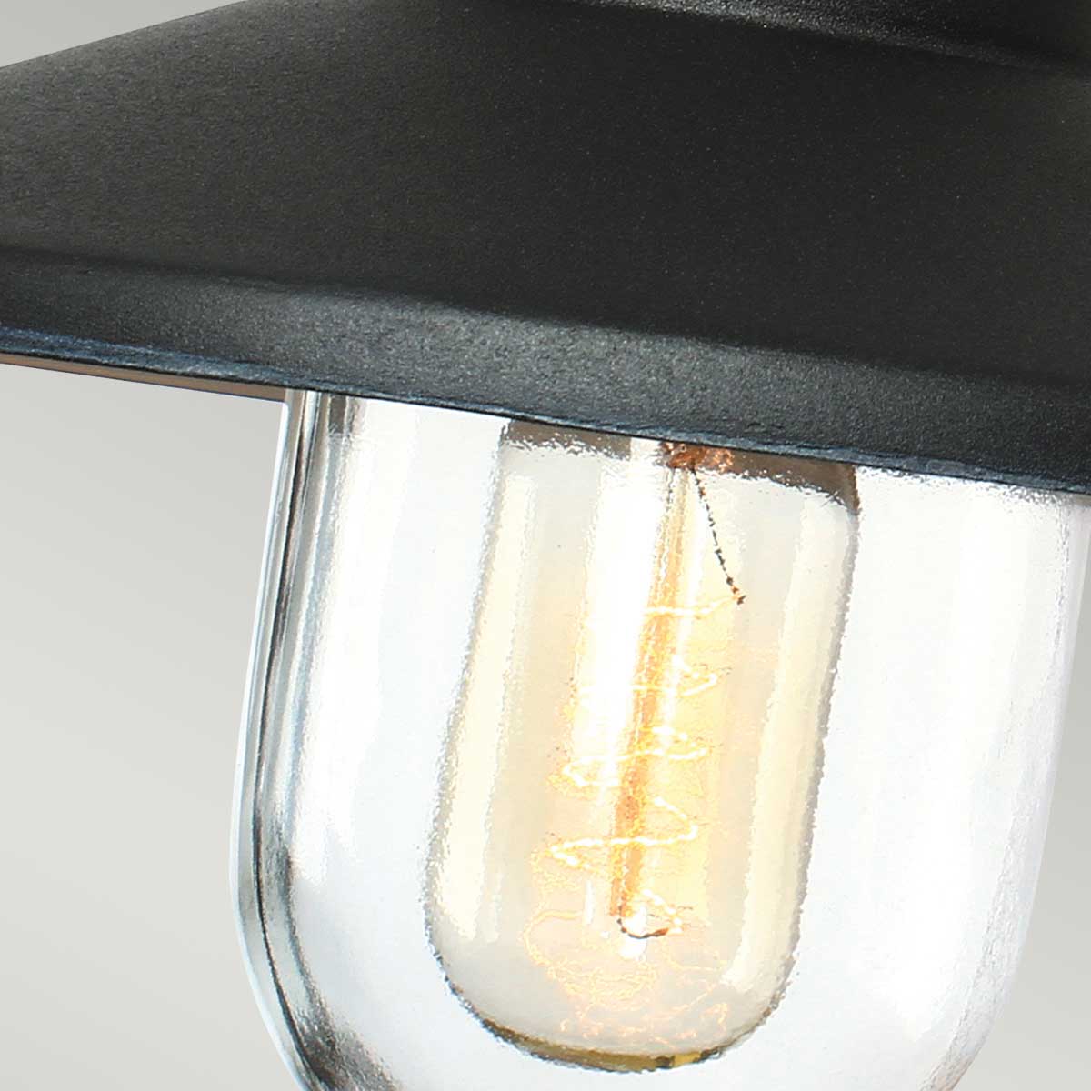 Klampenborg Ø28 Noir lampe d’extérieur De Elstead Lighting - La lampe a un indice de protection IP44 et est livr&eacute;e avec une garantie impressionnante de 15 ans, ce qui la rend &agrave; la fois pratique et durable.
