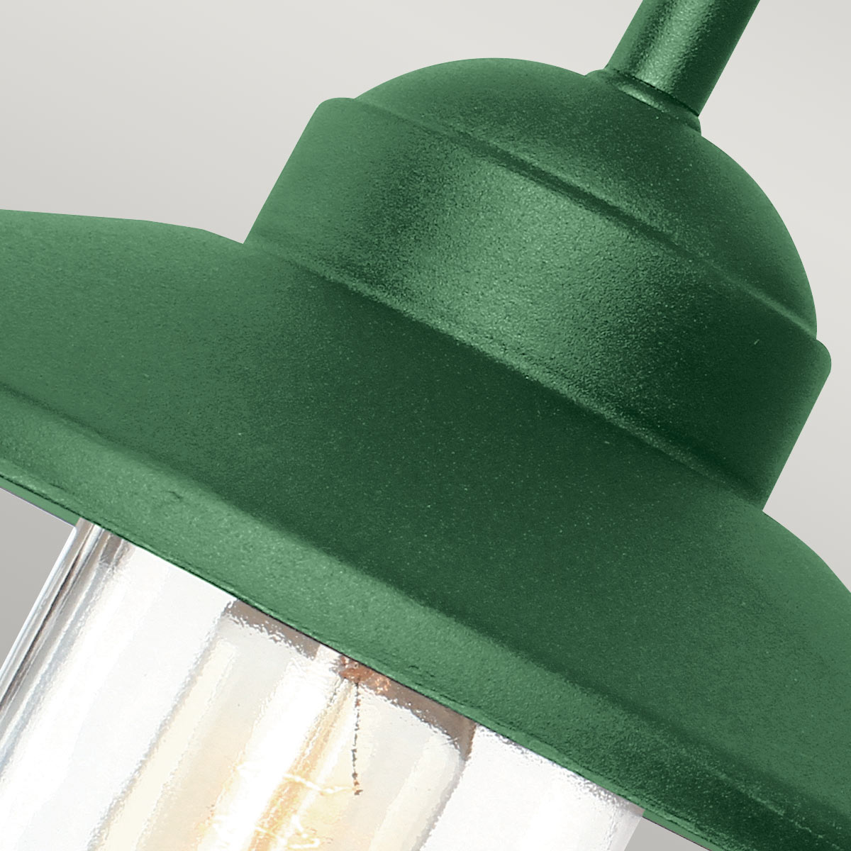 Klampenborg Ø28 Vert lampe d’extérieur De Elstead Lighting - La lampe a un indice de protection IP44 et est livrée avec une garantie impressionnante de 15 ans, ce qui la rend à la fois pratique et durable.