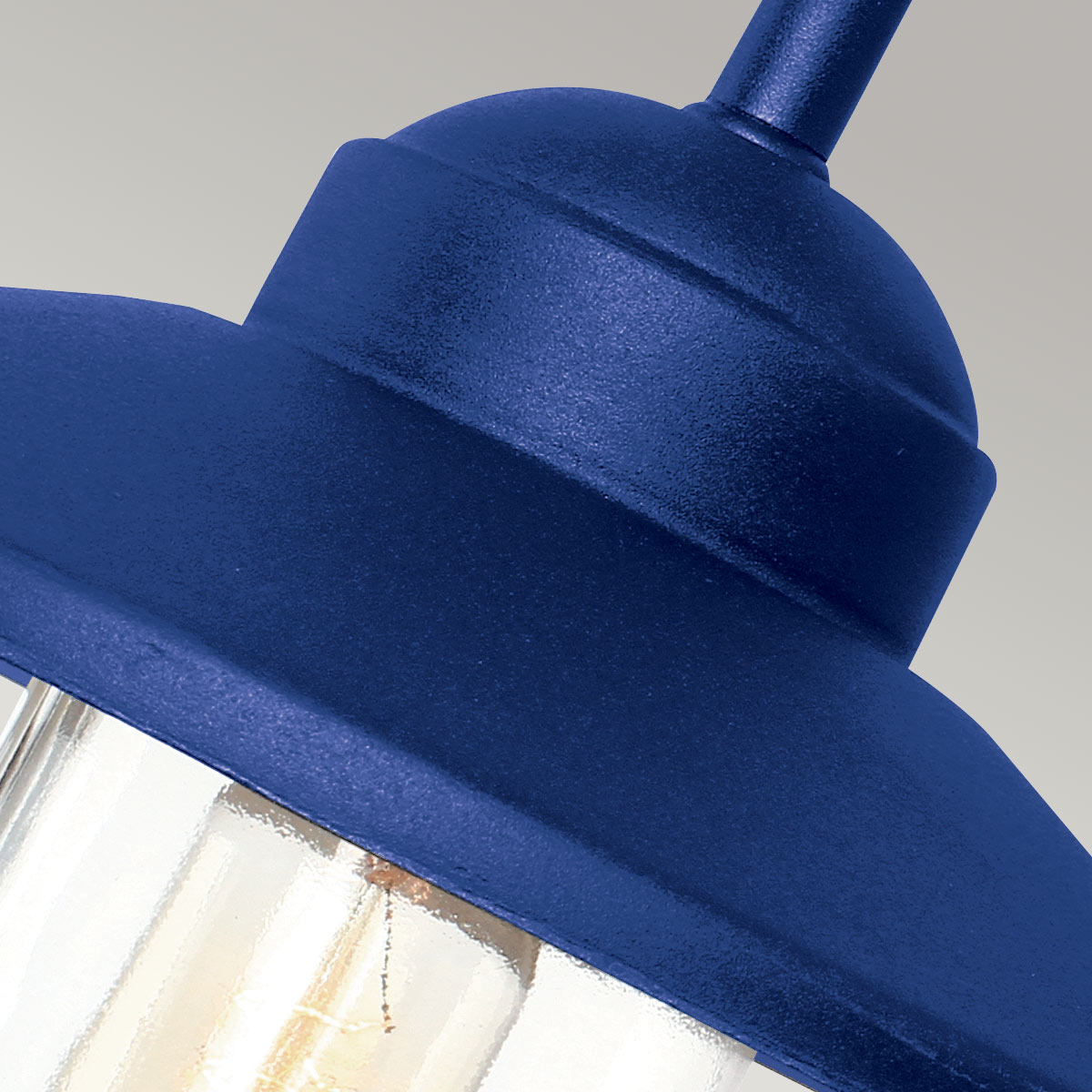 Klampenborg Ø28 bleu marine lampe d’extérieur De Elstead Lighting - Tillverkad av rostfritt st&aring;l i marinbl&aring; finish och glas, erbjuder den en robust konstruktion som st&aring;r emot v&auml;der och vind.