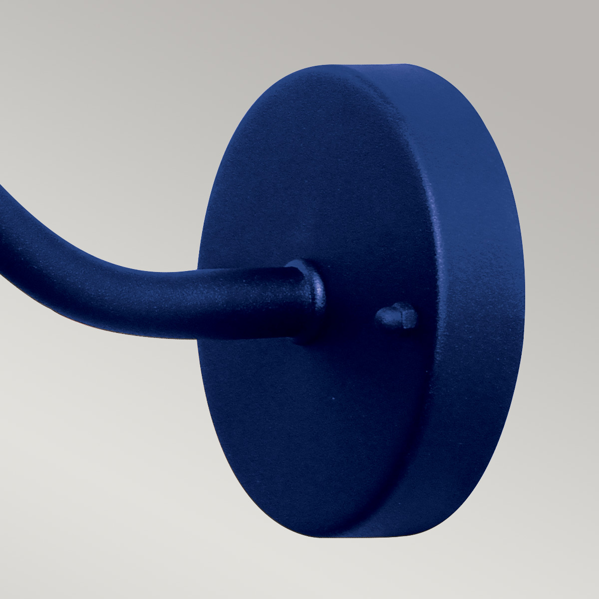 Klampenborg Ø28 bleu marine lampe d’extérieur De Elstead Lighting - Tillverkad av rostfritt st&aring;l i marinbl&aring; finish och glas, erbjuder den en robust konstruktion som st&aring;r emot v&auml;der och vind.