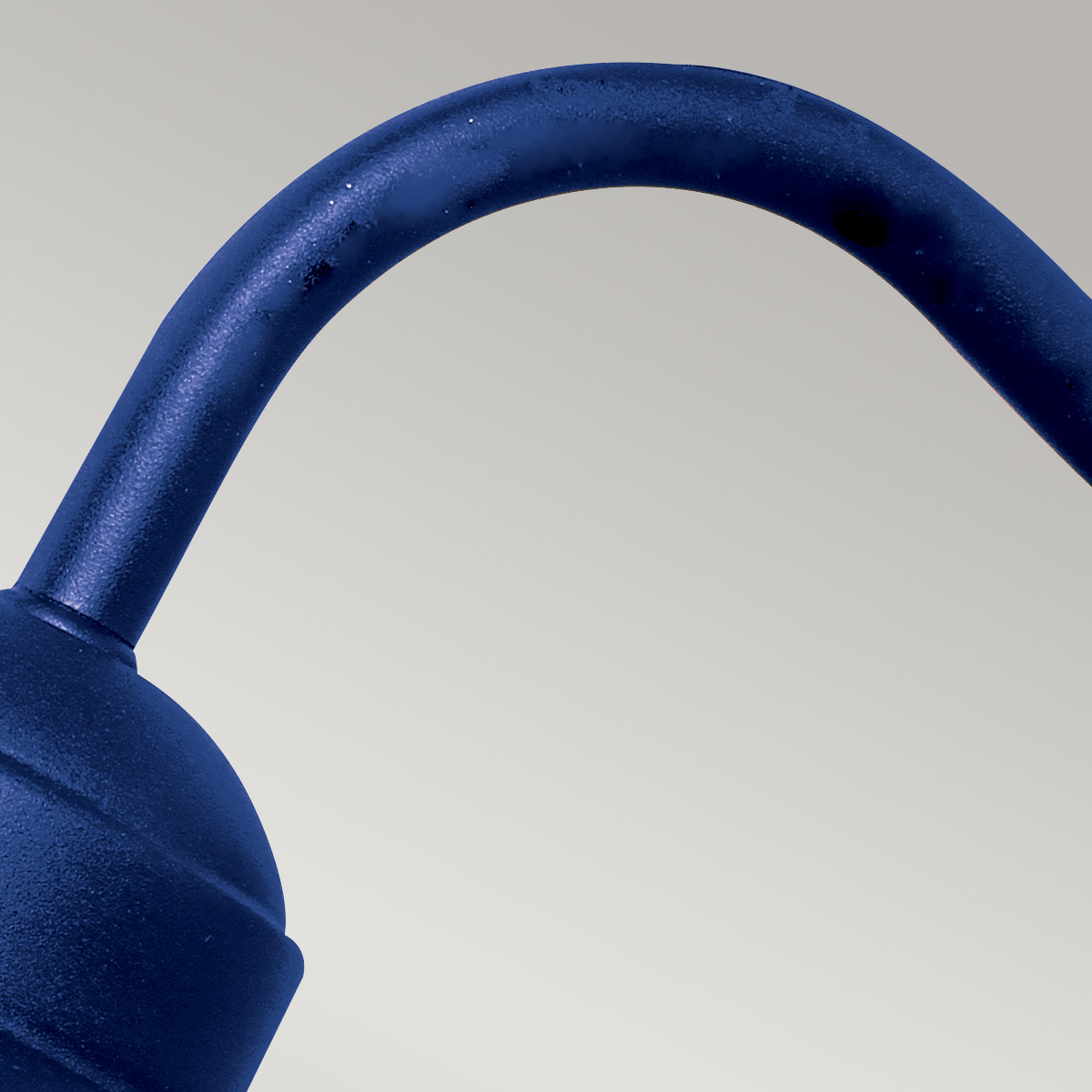 Klampenborg Ø28 bleu marine lampe d’extérieur De Elstead Lighting - Tillverkad av rostfritt st&aring;l i marinbl&aring; finish och glas, erbjuder den en robust konstruktion som st&aring;r emot v&auml;der och vind.