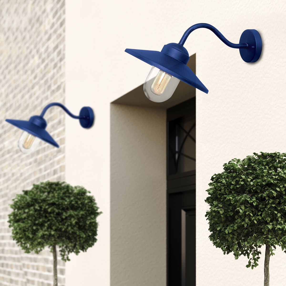 Klampenborg Ø28 bleu marine lampe d’extérieur De Elstead Lighting - Tillverkad av rostfritt st&aring;l i marinbl&aring; finish och glas, erbjuder den en robust konstruktion som st&aring;r emot v&auml;der och vind.