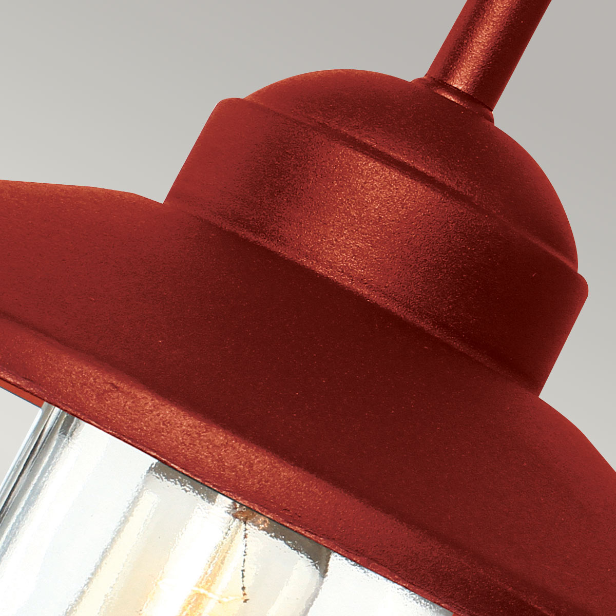 Klampenborg Ø28 ROUGE lampe d’extérieur De Elstead Lighting - Tillverkad av rostfritt st&aring;l i oxid r&ouml;d finish och glas, erbjuder den en robust konstruktion som st&aring;r emot v&auml;der och vind.