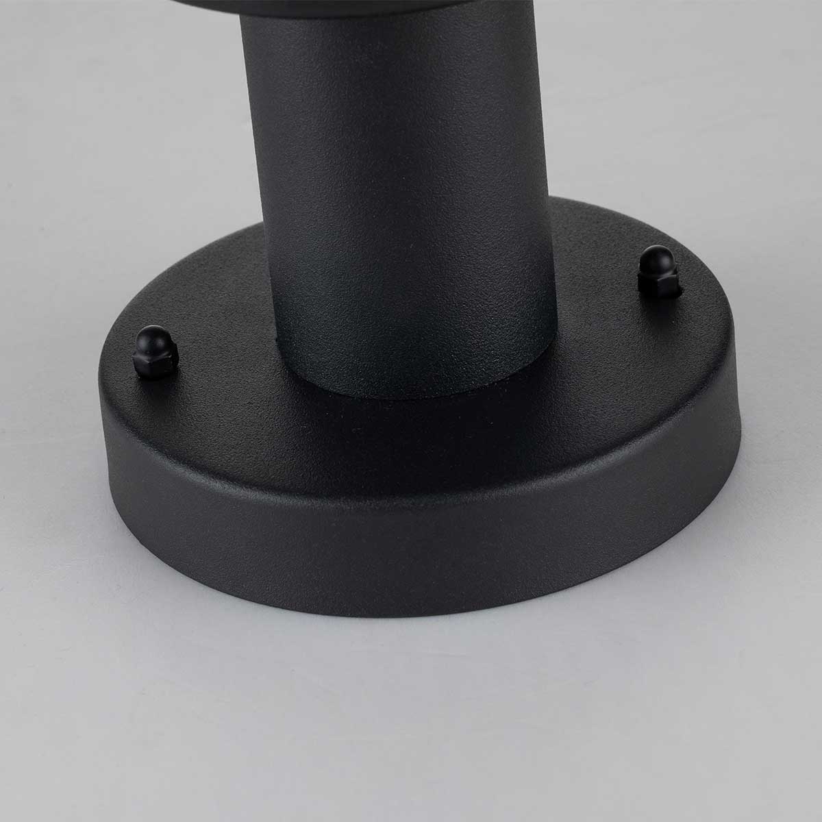 Klampenborg 32cm Noir De Elstead Lighting - Tillverkad av rostfritt st&aring;l i svart finish och glas, erbjuder den en robust konstruktion som st&aring;r emot v&auml;der och vind.