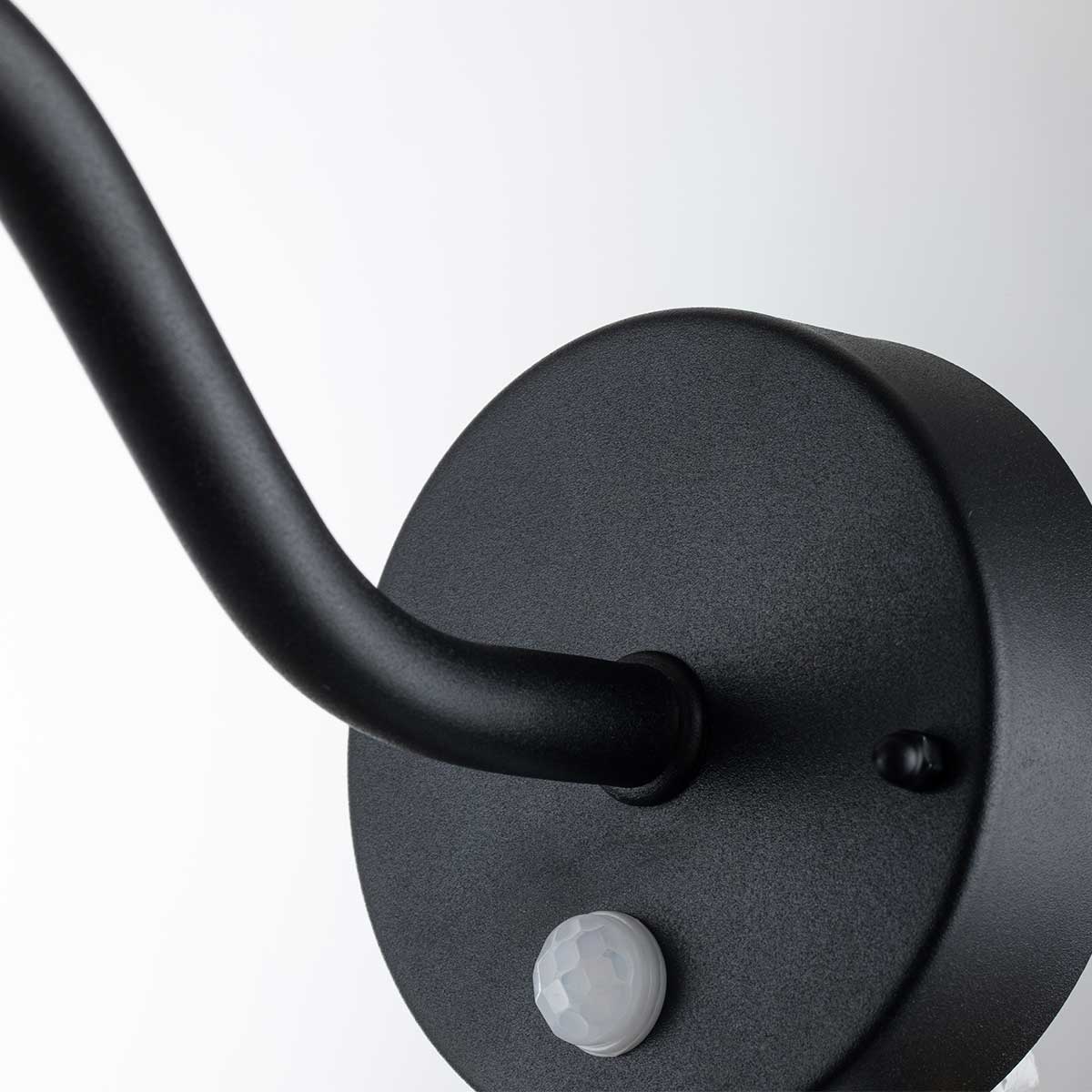Klampenborg Ø28 Noir lampe d’extérieur De Elstead Lighting - Avec un indice de protection IP44 et une garantie de 15 ans, cette lampe est &agrave; la fois pratique et durable.