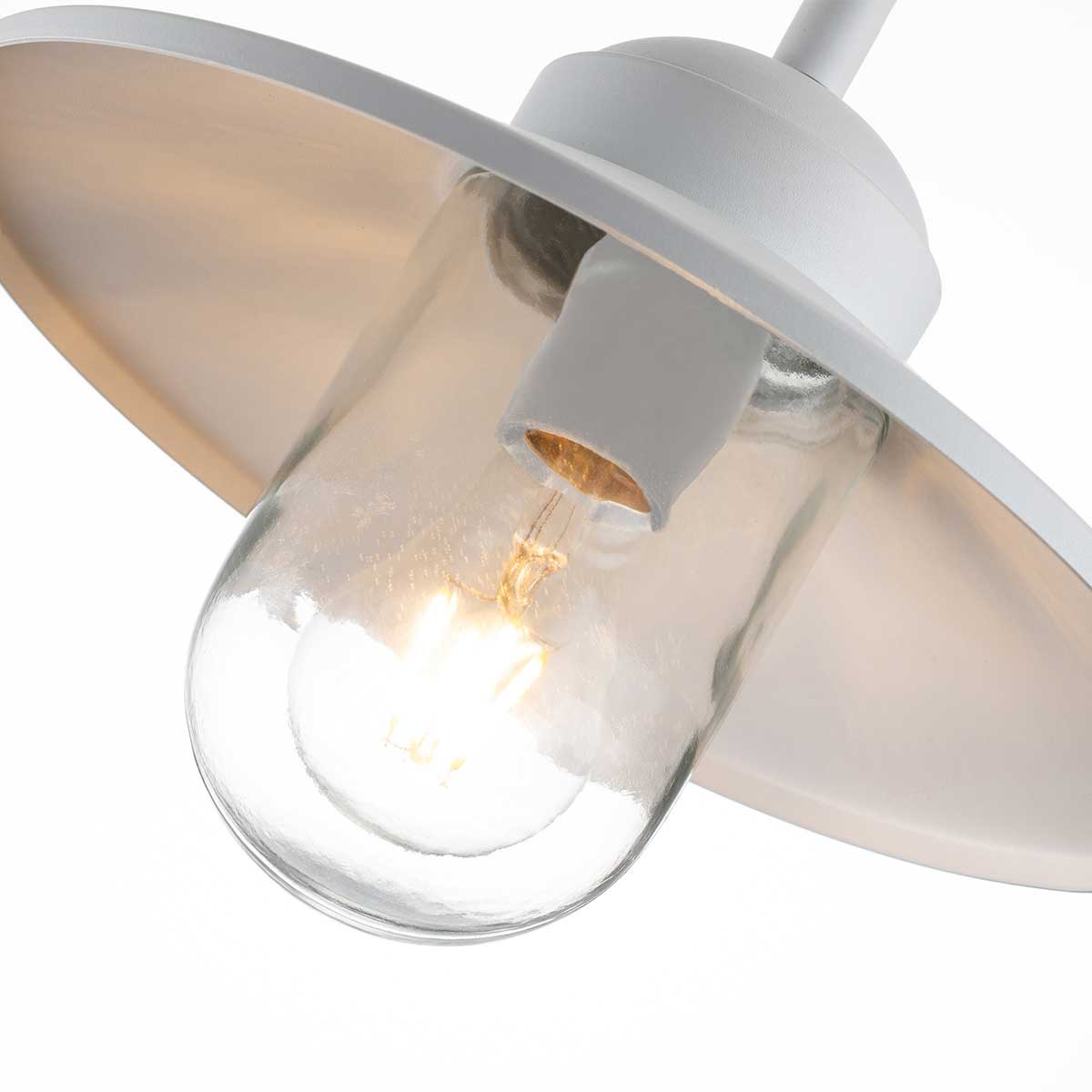Klampenborg Ø28 Blanc lampe d’extérieur De Elstead Lighting - La lampe a un indice de protection IP44 et est livrée avec une garantie impressionnante de 15 ans, ce qui la rend à la fois pratique et durable.