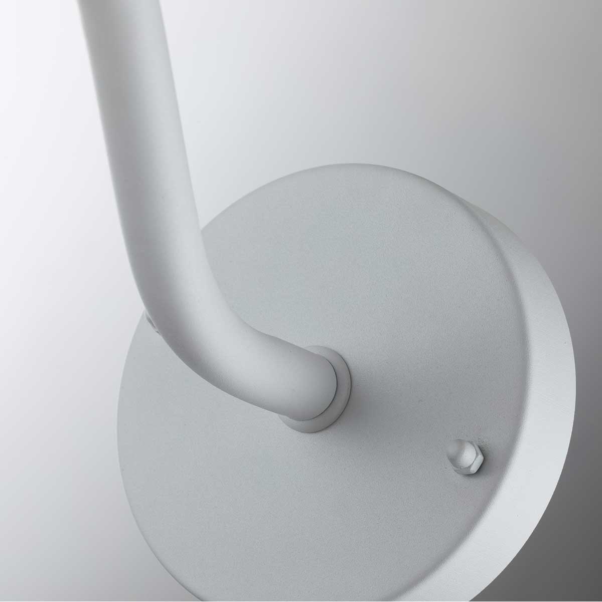 Klampenborg Ø28 Blanc lampe d’extérieur De Elstead Lighting - La lampe a un indice de protection IP44 et est livrée avec une garantie impressionnante de 15 ans, ce qui la rend à la fois pratique et durable.