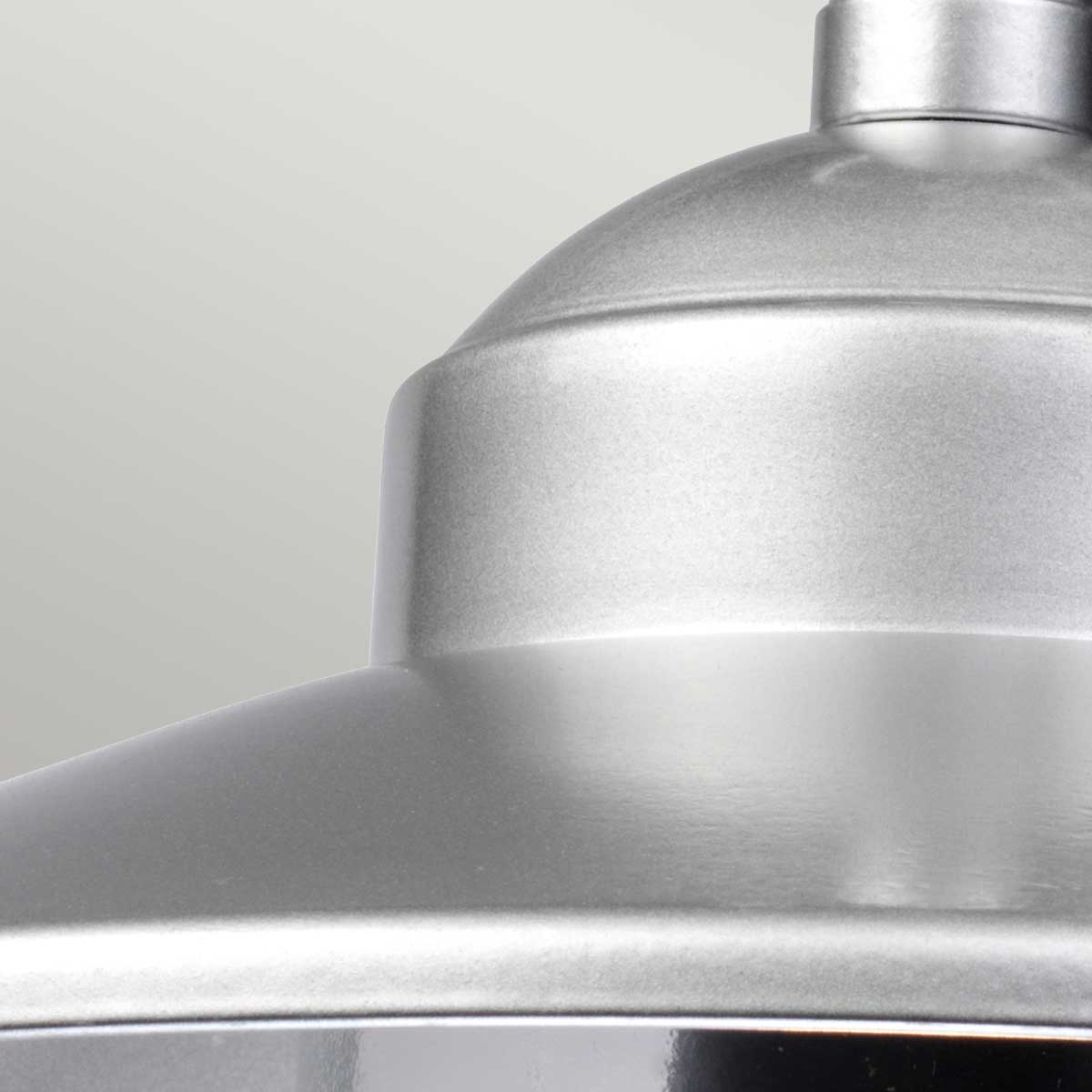 Klampenborg Ø28 Argent De Elstead Lighting - Tillverkad av rostfritt st&aring;l i silverfinish och glas, erbjuder den en robust konstruktion som st&aring;r emot v&auml;der och vind.