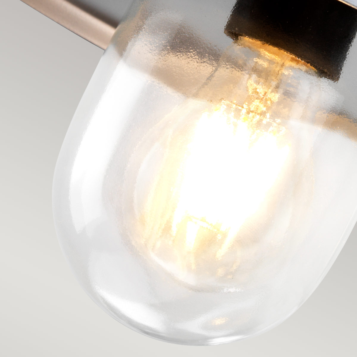 Klampenborg Ø28 Argent lampe d’extérieur De Elstead Lighting - Tillverkad av rostfritt st&aring;l i silverfinish och glas, erbjuder den en robust konstruktion som st&aring;r emot v&auml;der och vind.